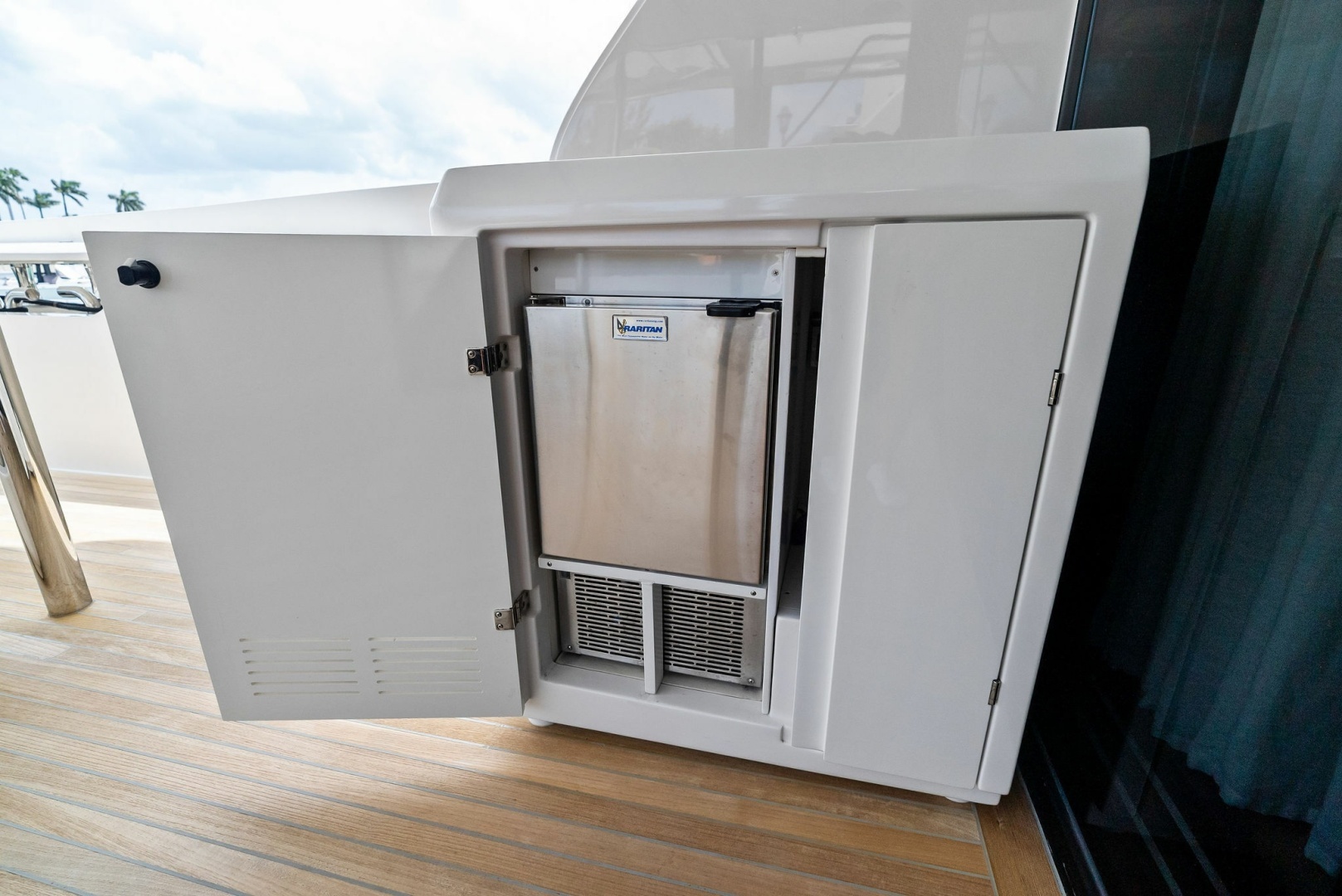 2023 Ferretti Yachts 860 - Image 12