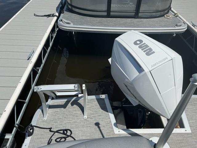 2022 Bennington L Quad Bench 25 LFB Tritoon - 13