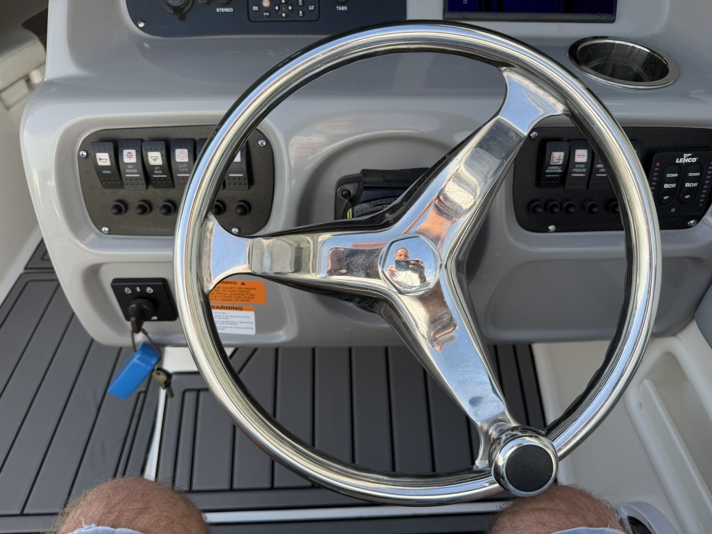 2023 Robalo R227 - Image 11