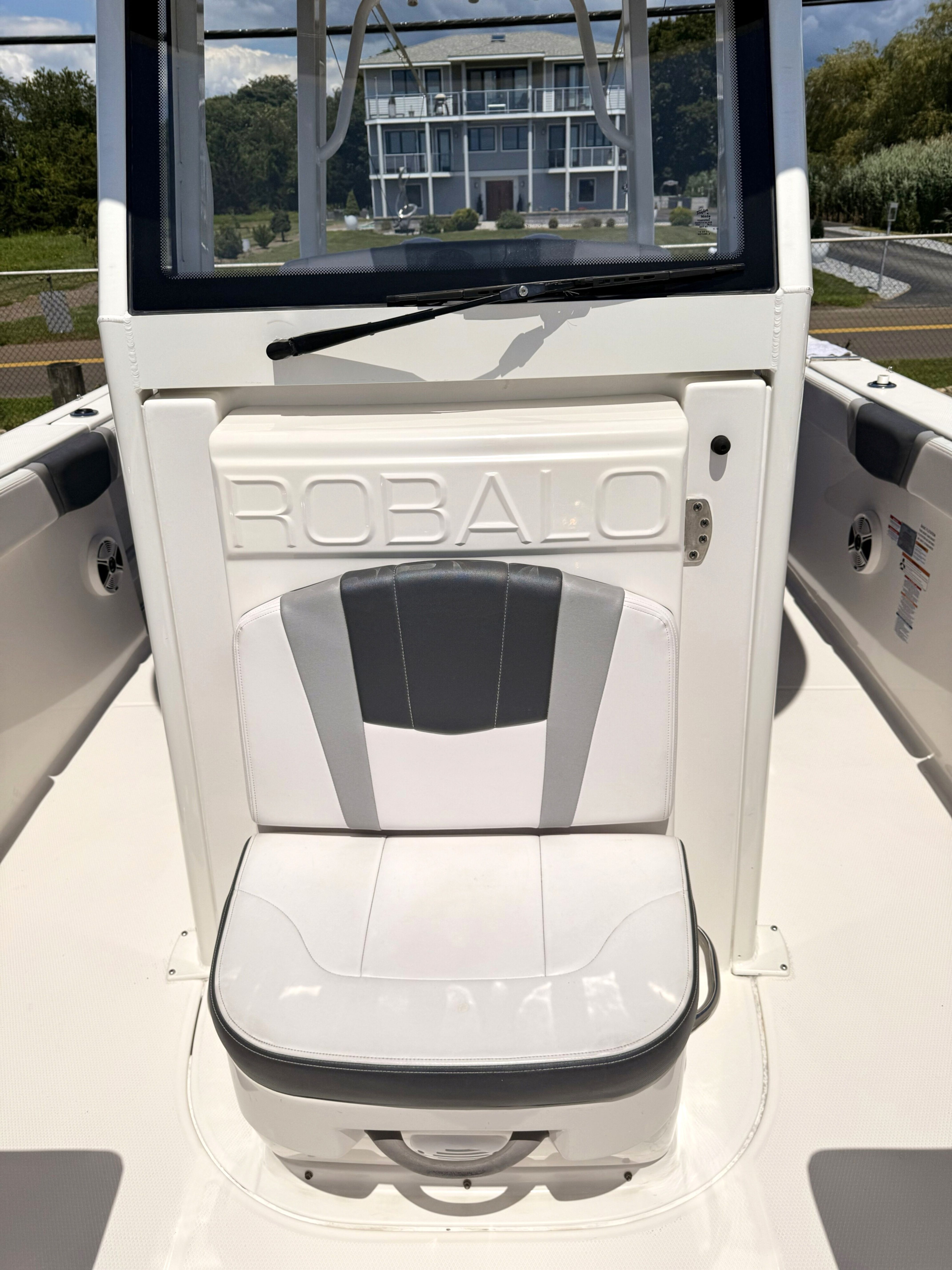 2019 Robalo R272 Center Console - 31