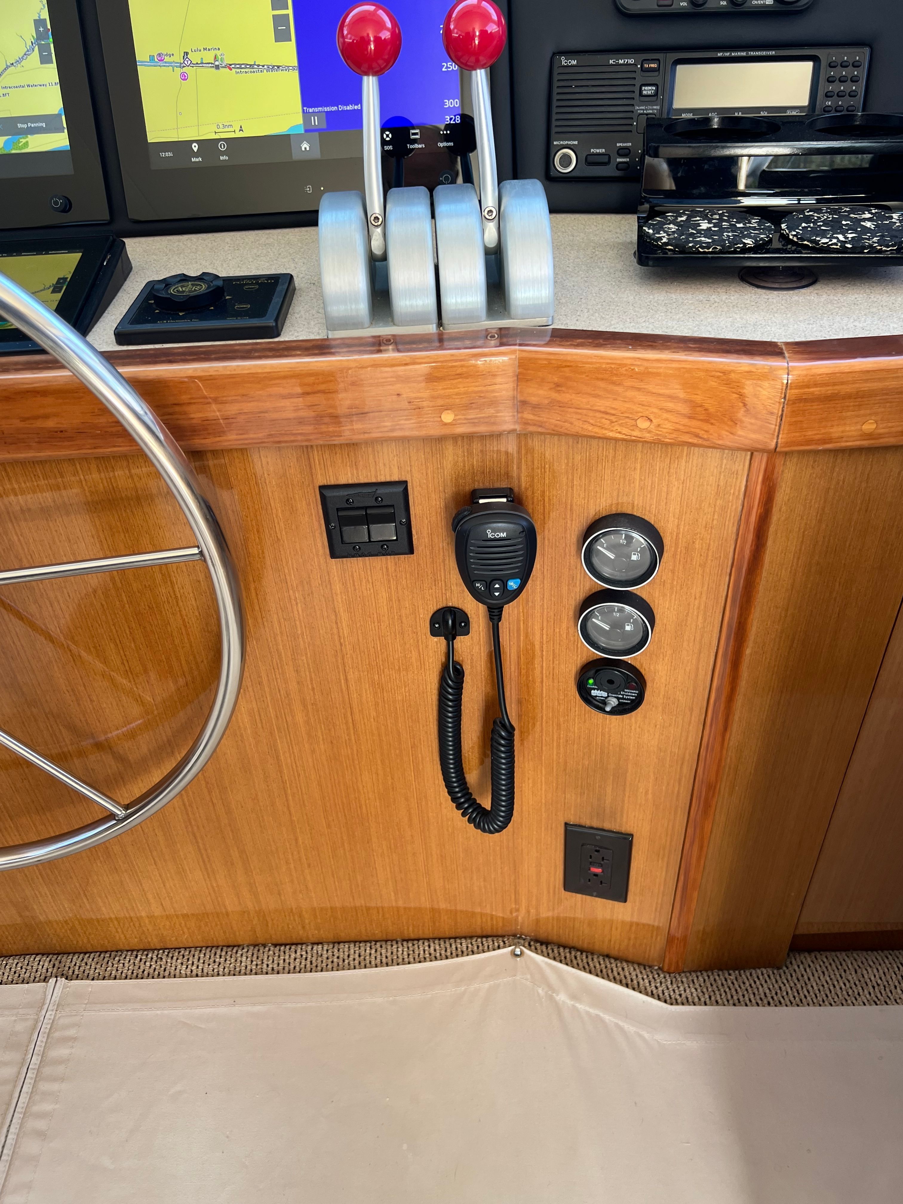 2002 Viking 61 Enclosed Bridge - 58