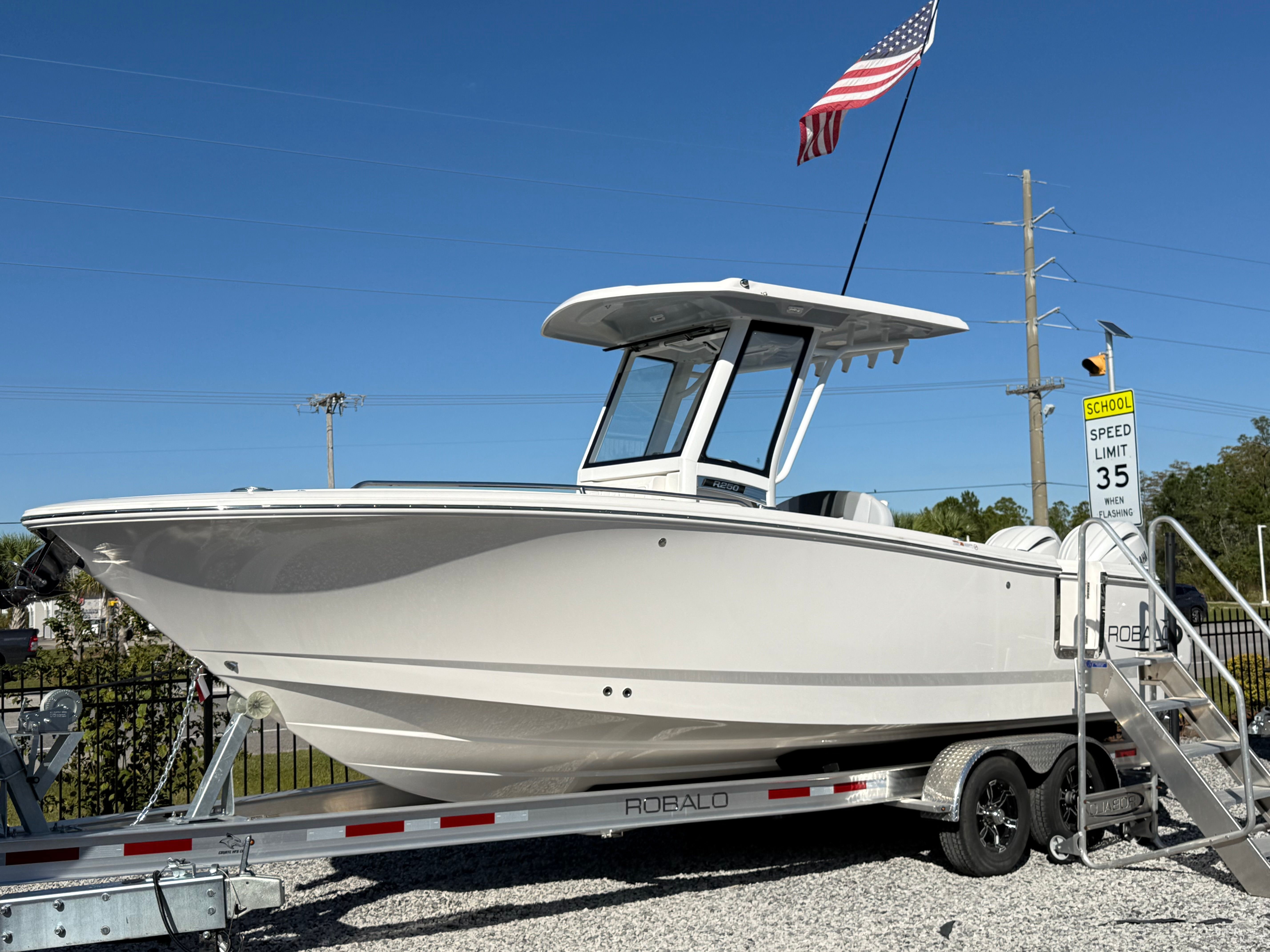 2025 Robalo R250 Center Console