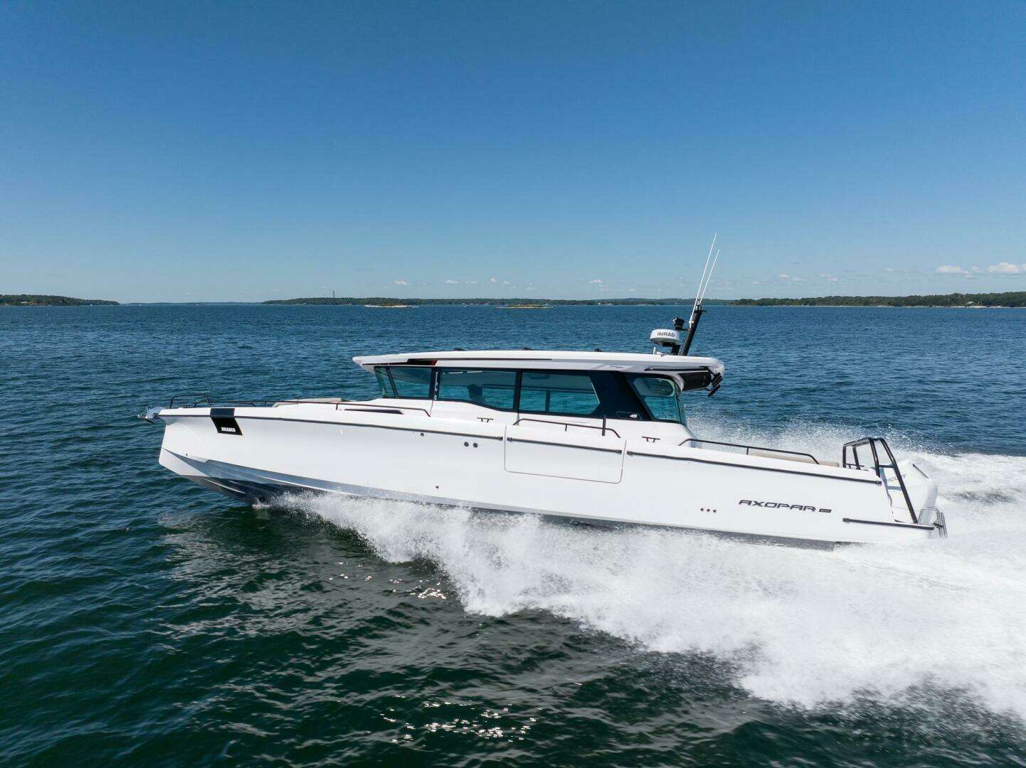 2025 Axopar Cross Cabin - Image 10