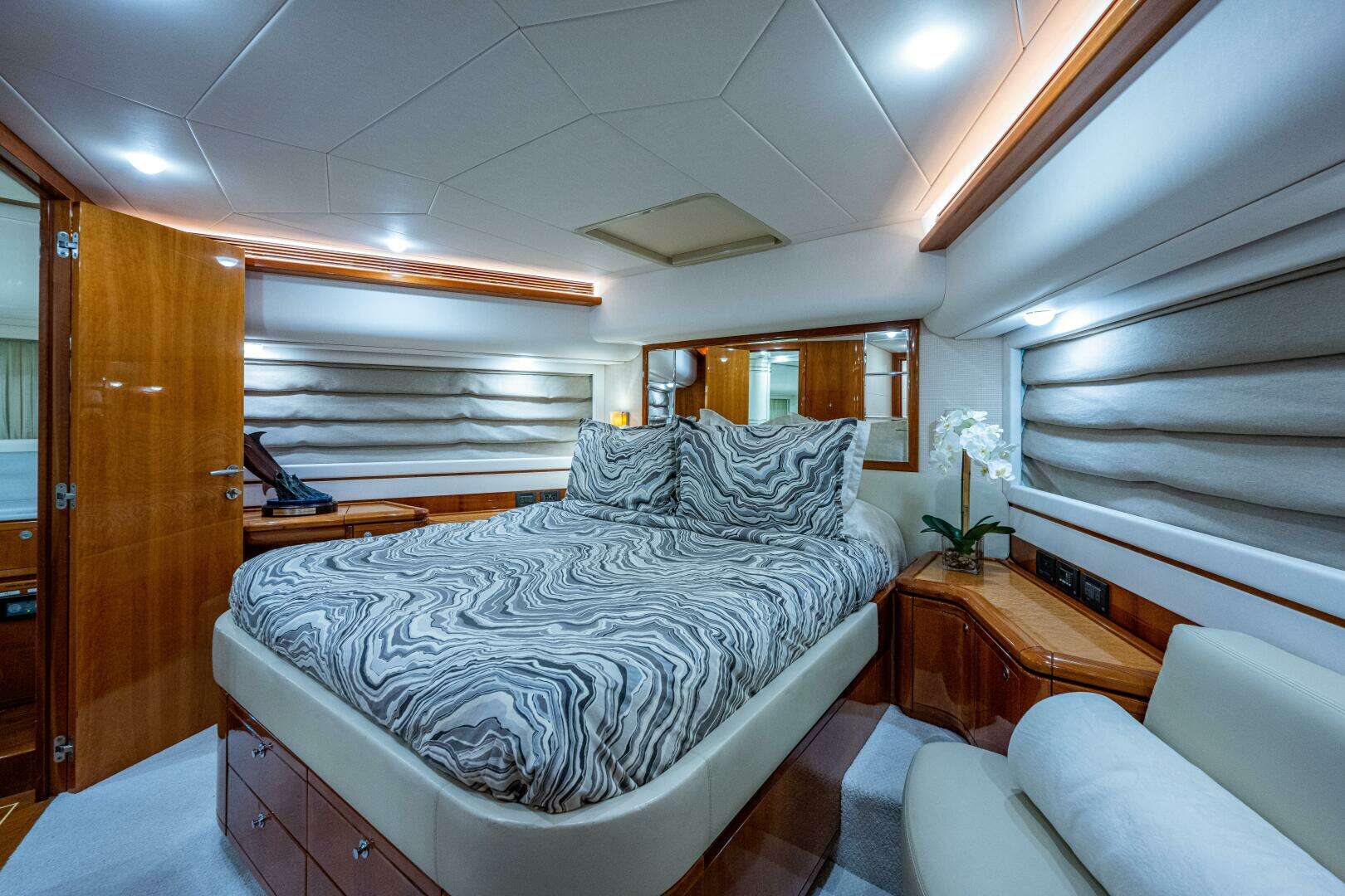 2006 Ferretti Yachts 830 - Image 104