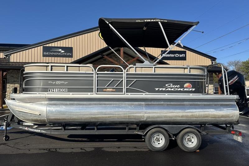 2023 Sun Tracker Party Barge 20 DLX