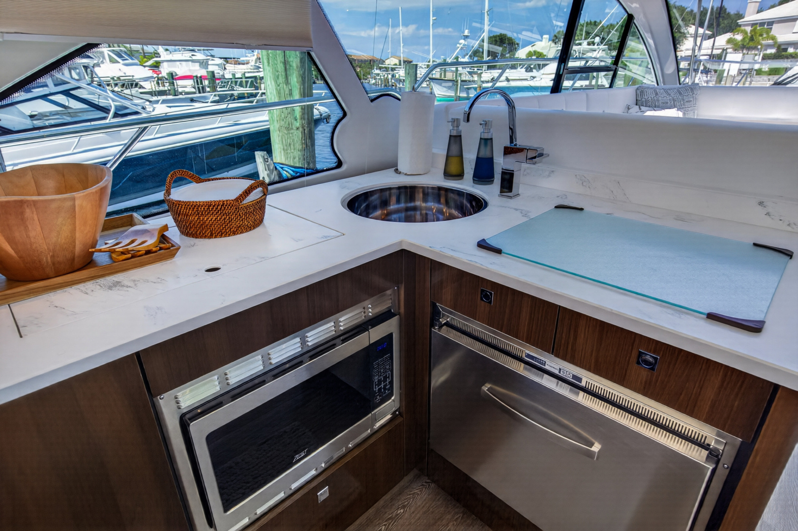 2023 Cruisers Yachts 50 CANTIUS - Image 37