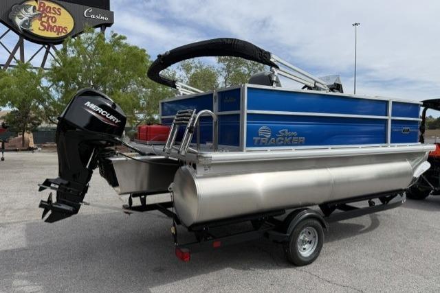2026 Sun Tracker Party Barge 16 DLX