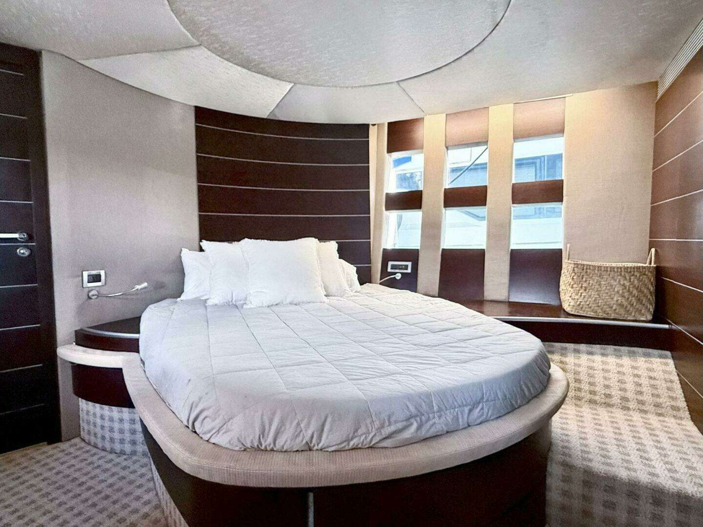 2011 Azimut 68S - Image 24