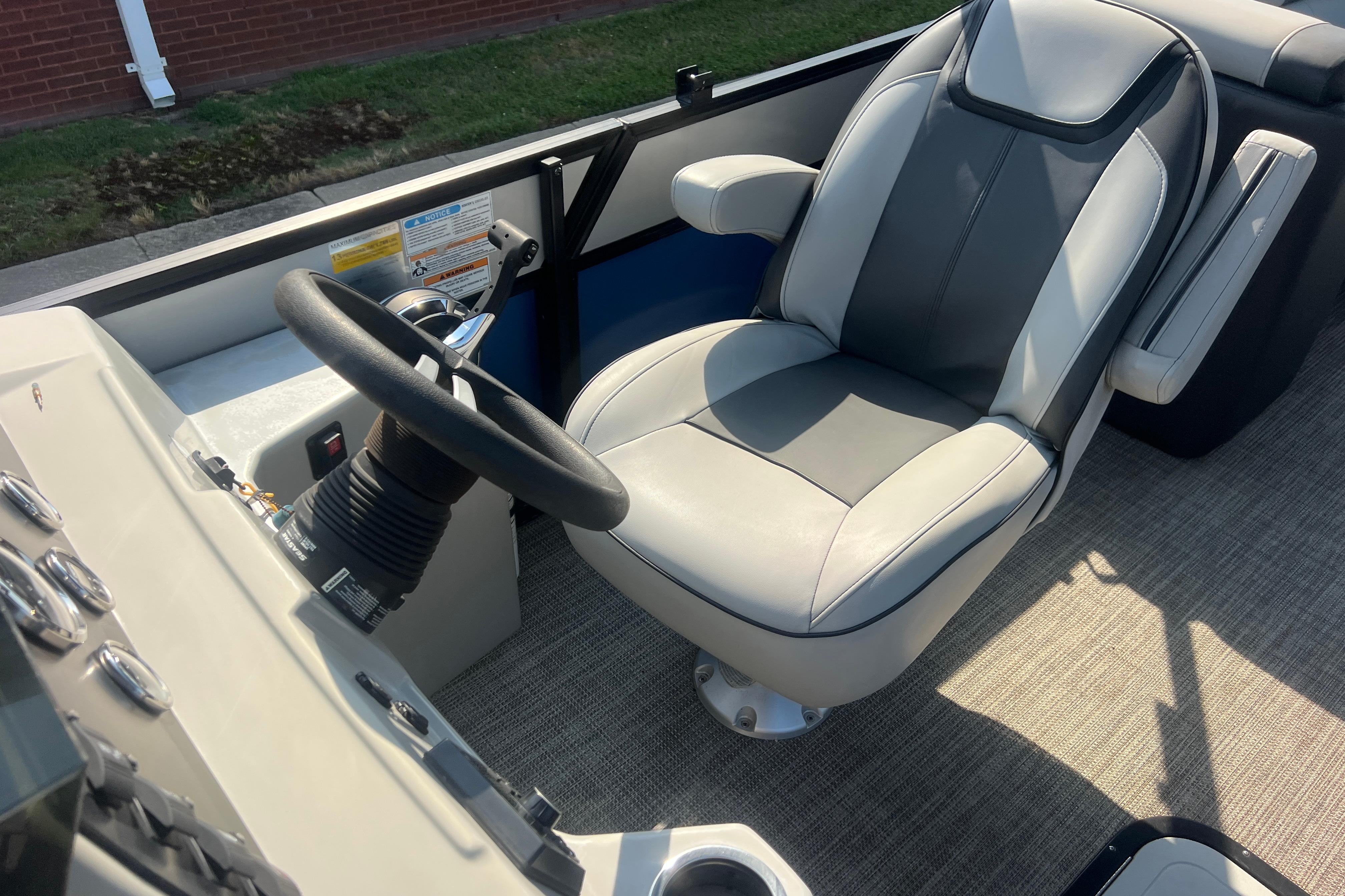 Viaggio Lago V-U 22 boat interior, featuring a steering wheel and comfortable captain's chair, 2022 model.