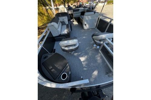 2026 Sun Tracker Fishin' Barge 22 DLX pontoon boat with spacious seating and modern design.