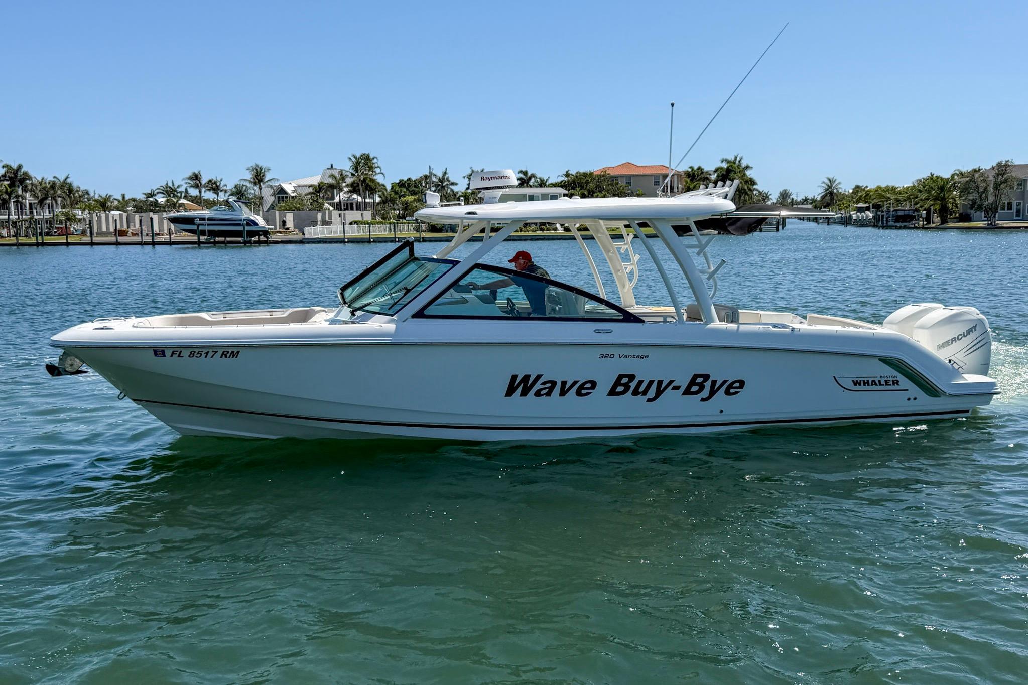 2017 Boston Whaler 320 Vantage