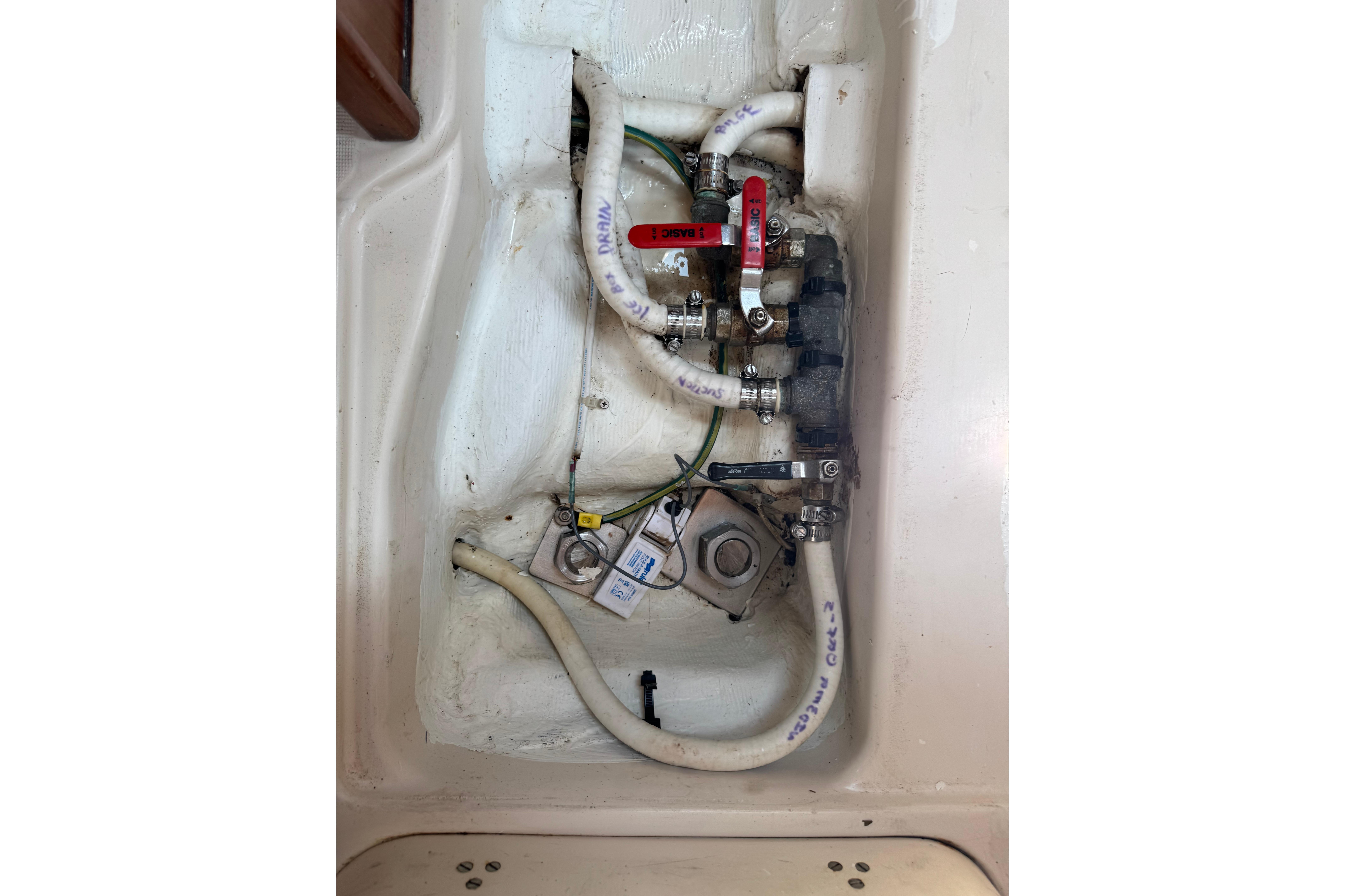 Plumbing system of a 2000 Beneteau Oceanis 321 sailboat, featuring labeled hoses and valves.