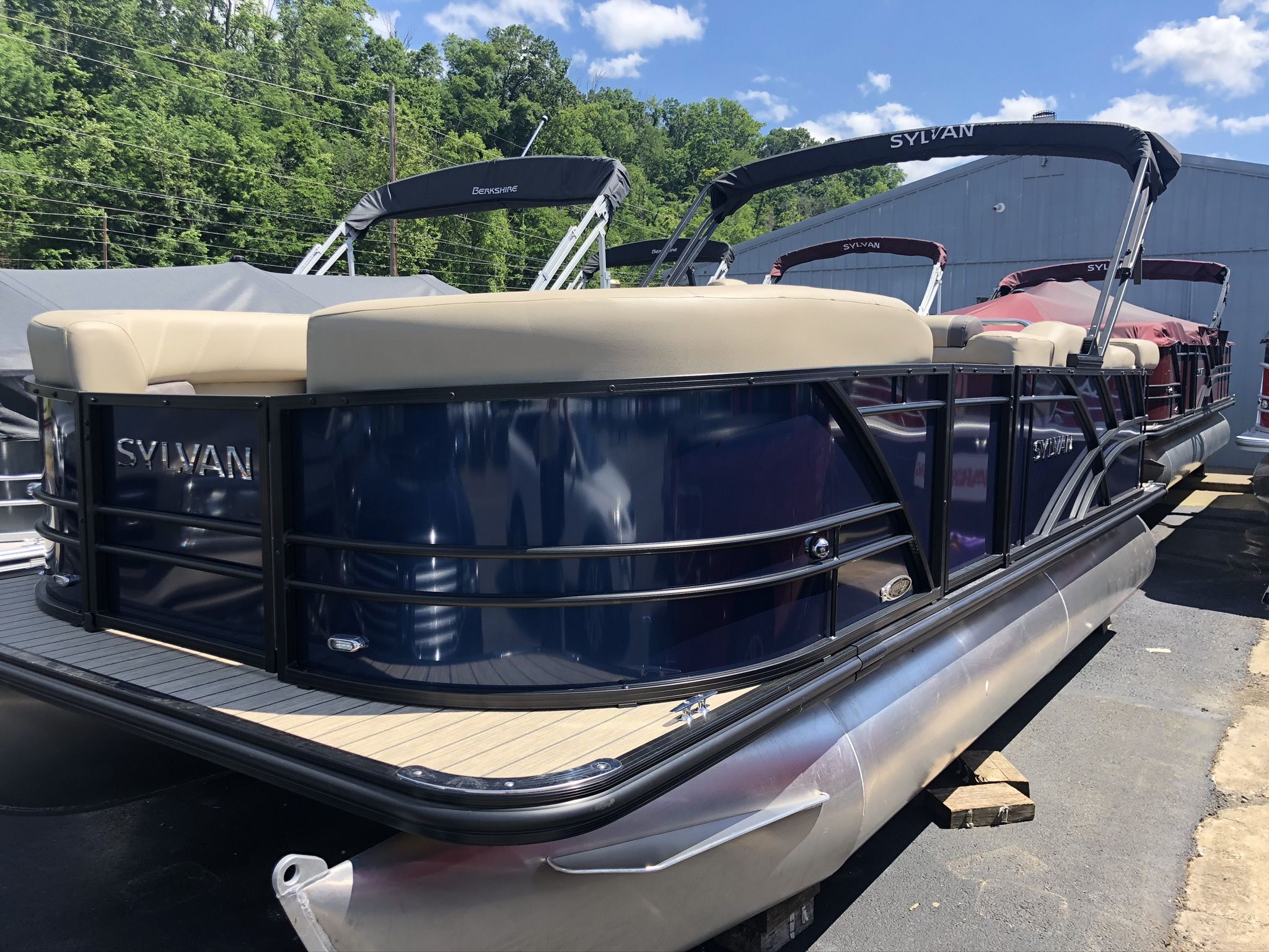 2026 Sylvan Mirage 8520 Cruise
