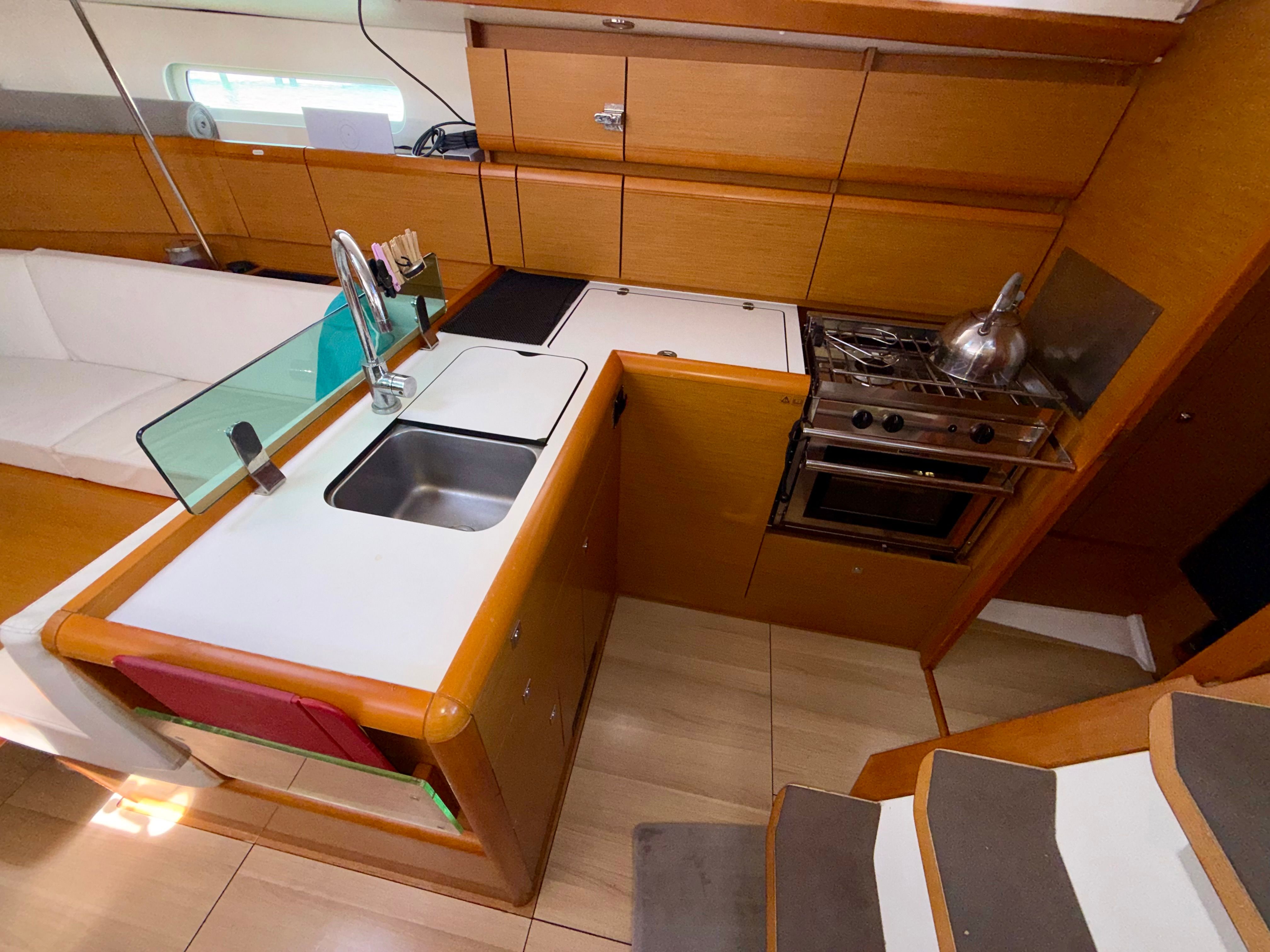 2018 Jeanneau Sun Odyssey 389 - 4