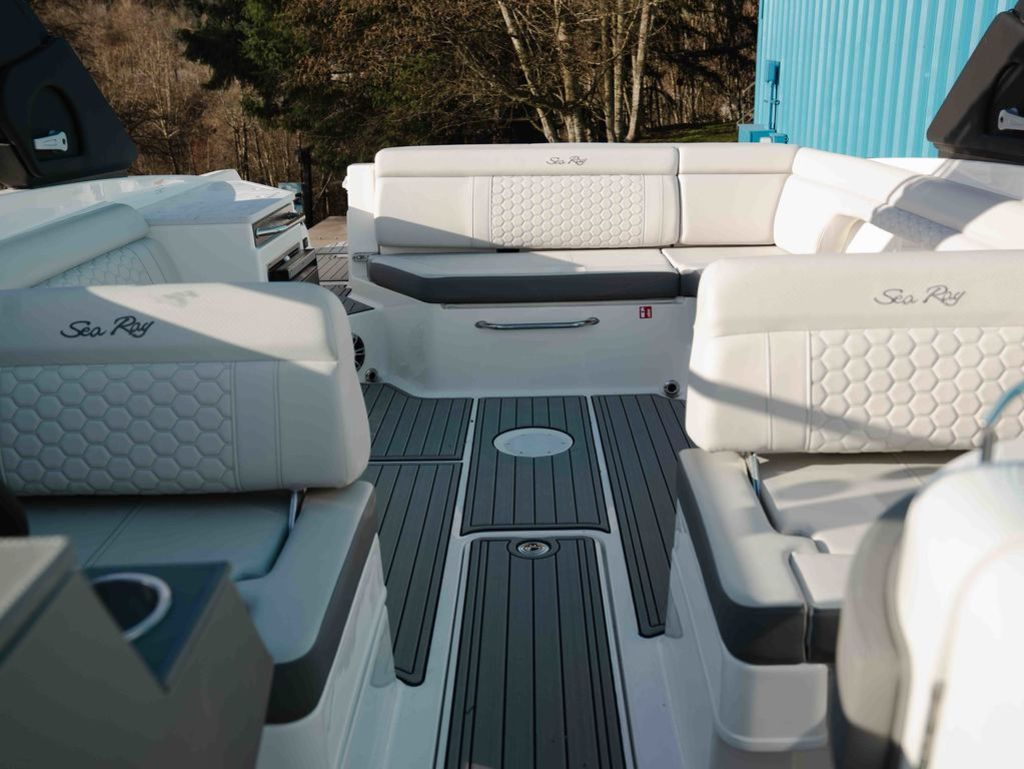 2025 Sea Ray SDX 290 - 13