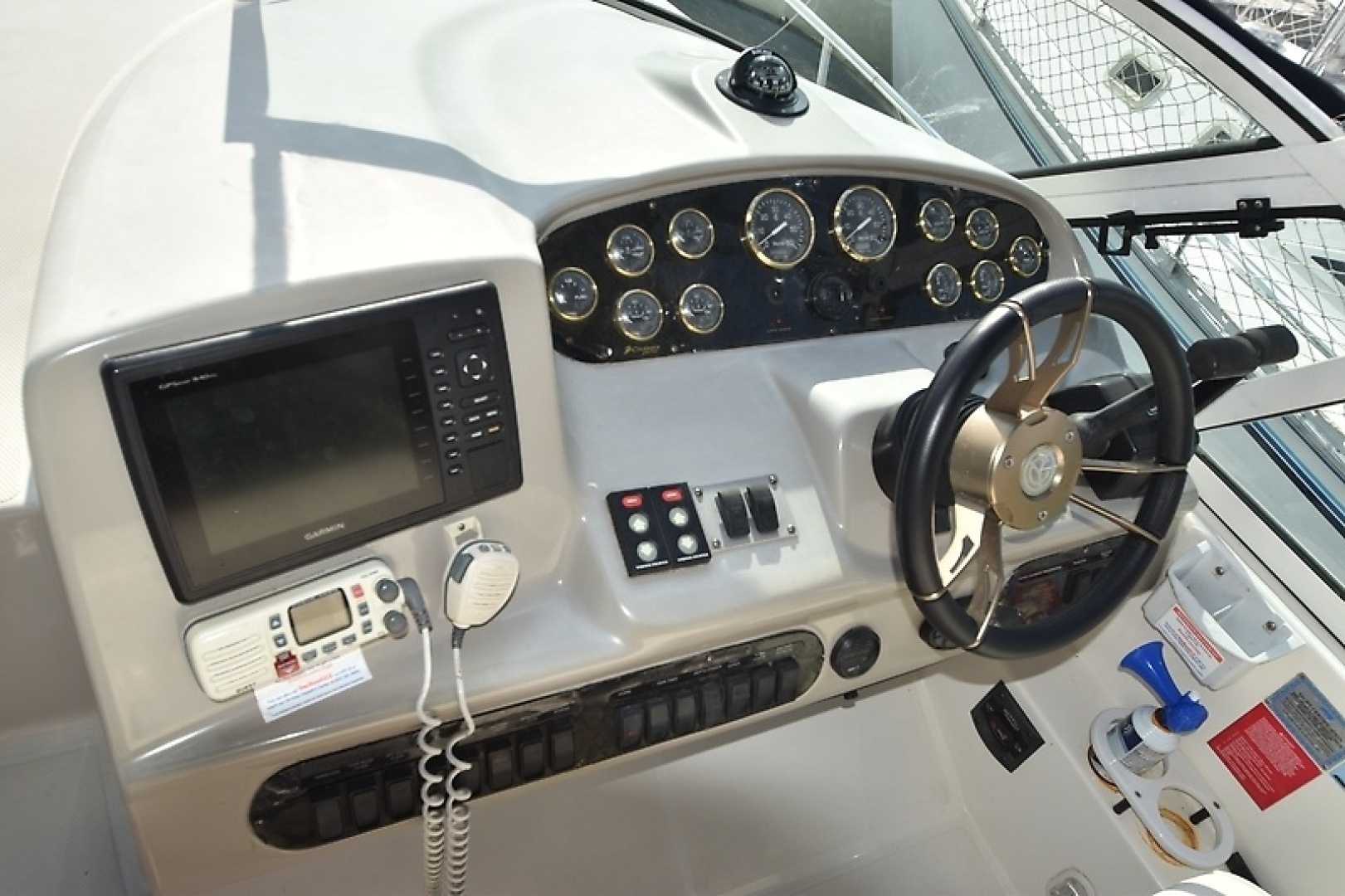 2004 Cruisers Yachts 320 Express - Image 16