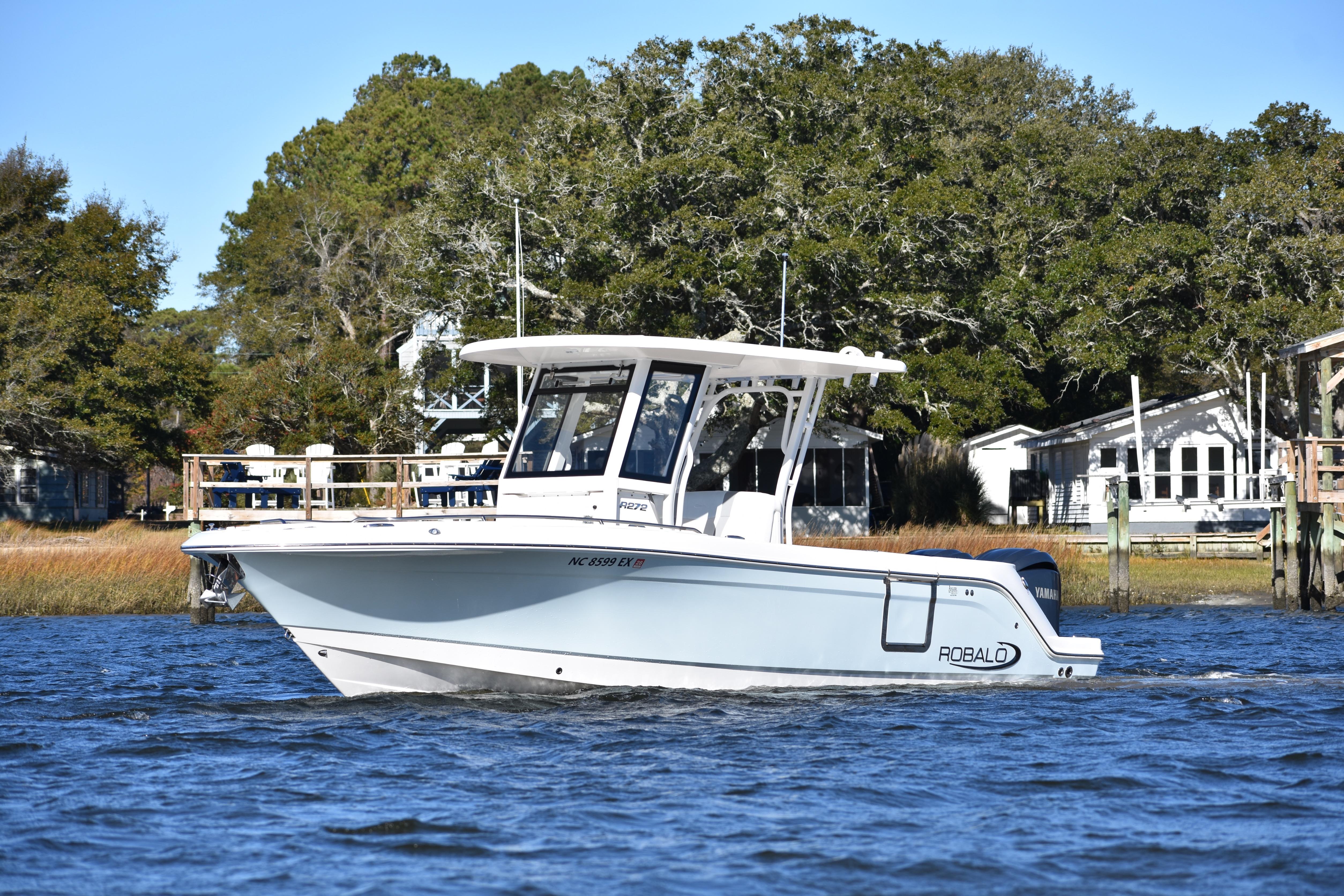2022 Robalo R272 Center Console