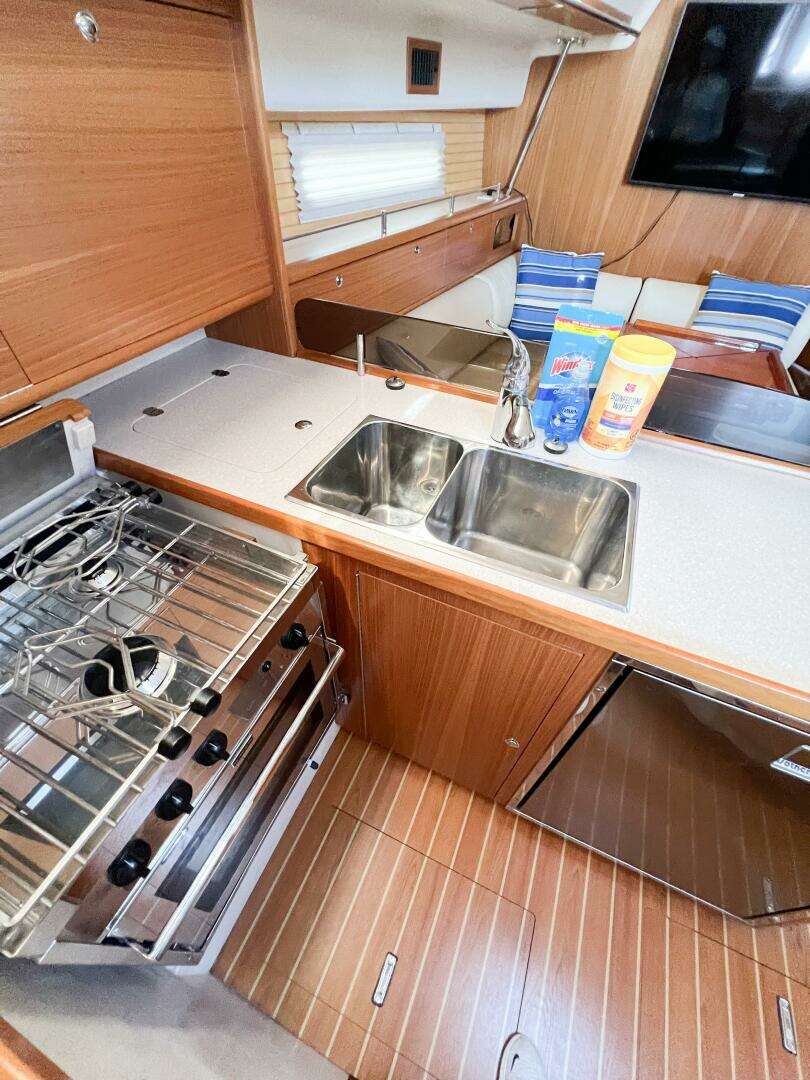 2019 Catalina 425 - Image 28