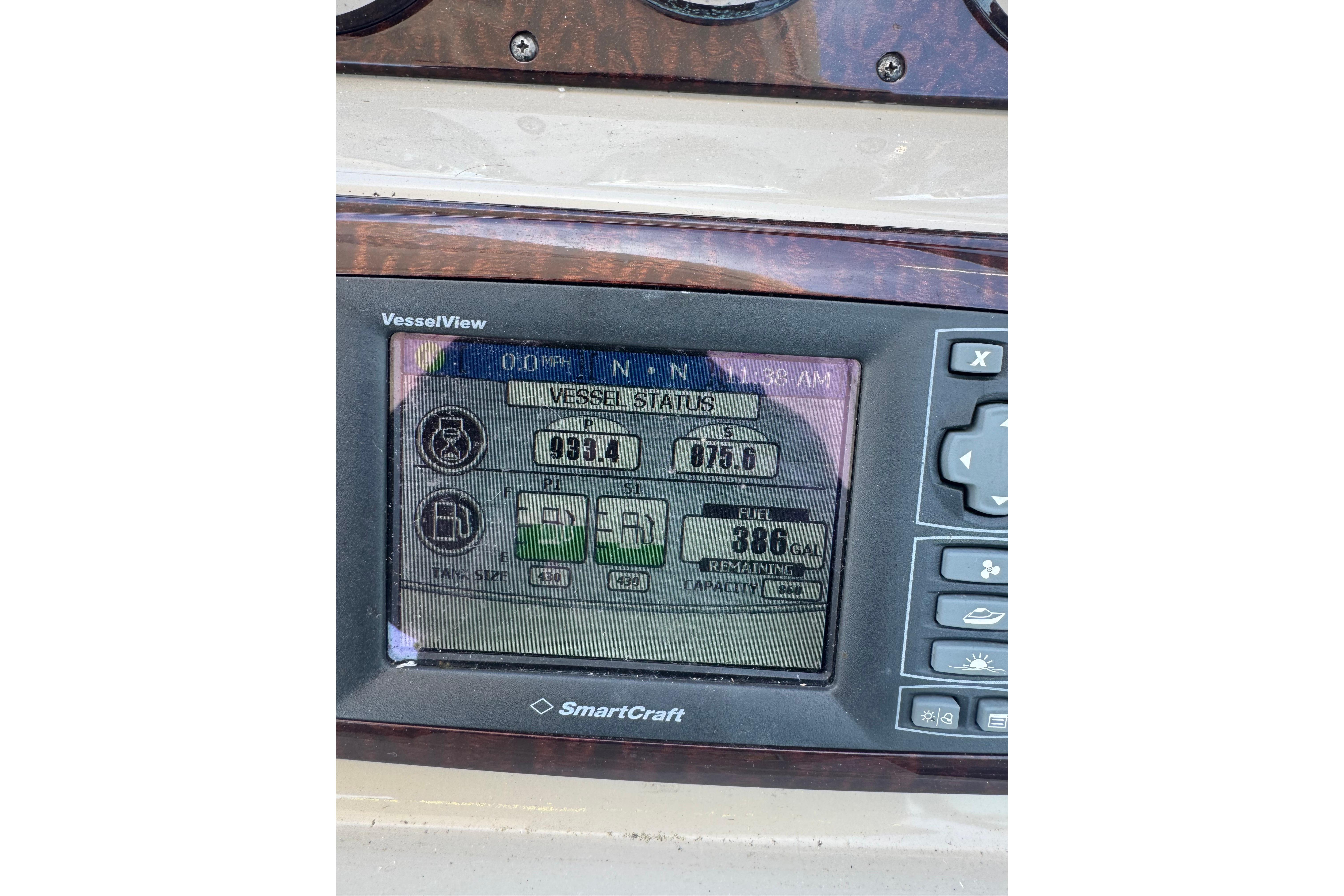 SmartCraft VesselView display on 2009 Sea Ray Sundancer 350 showing vessel status and fuel levels.