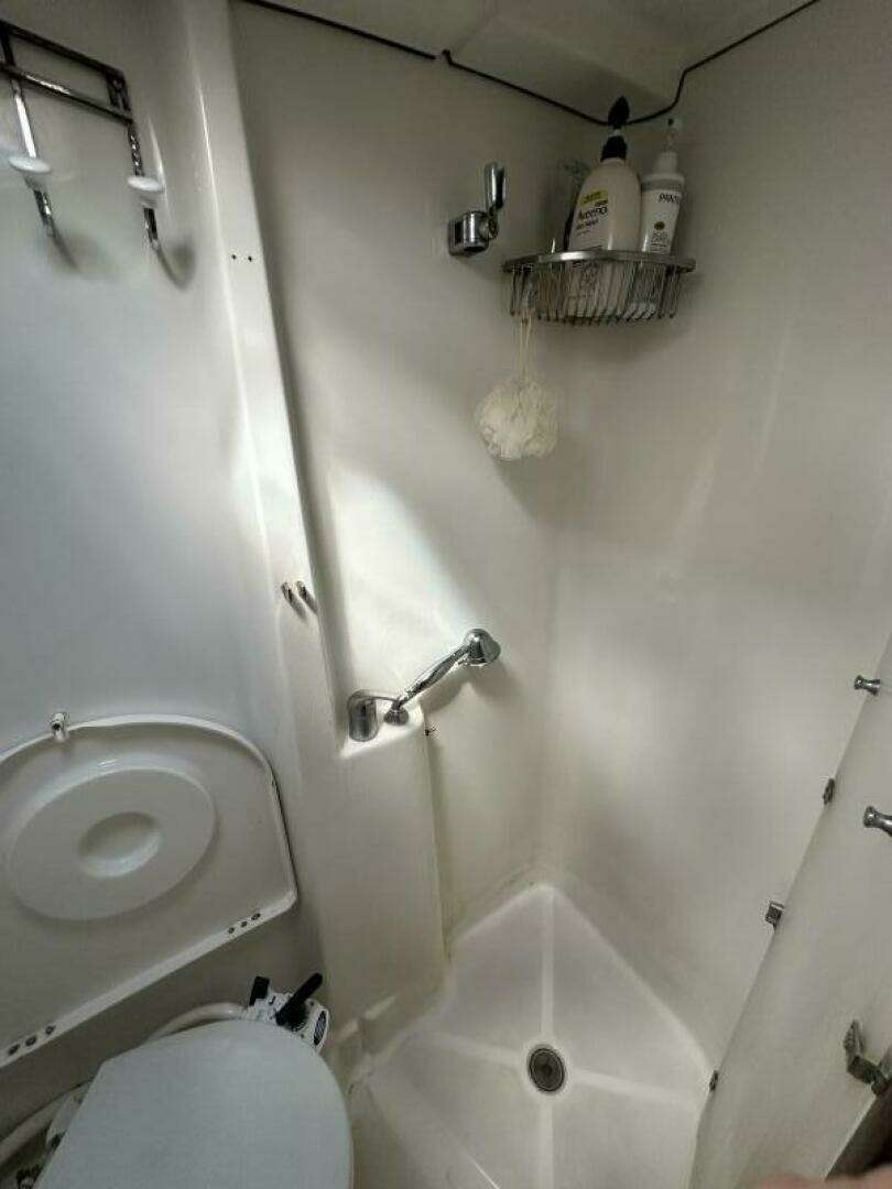 2004 Beneteau 423 - Image 49