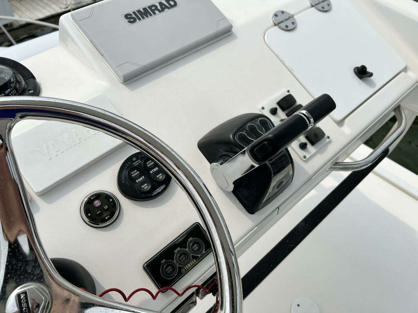 2012 Everglades 350 LX - Image 32