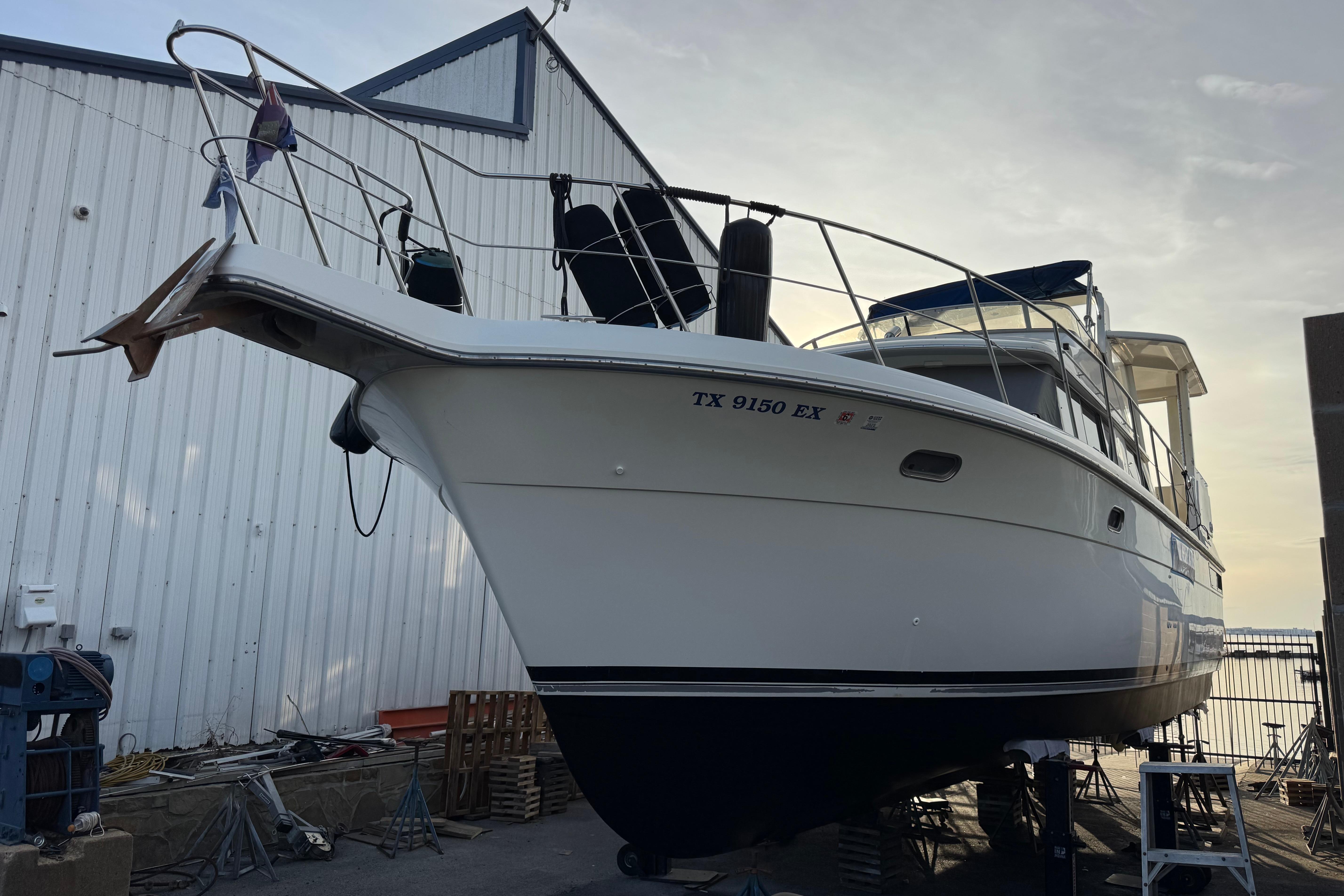 1994 Carver 440 Aft Cabin Motor Yacht