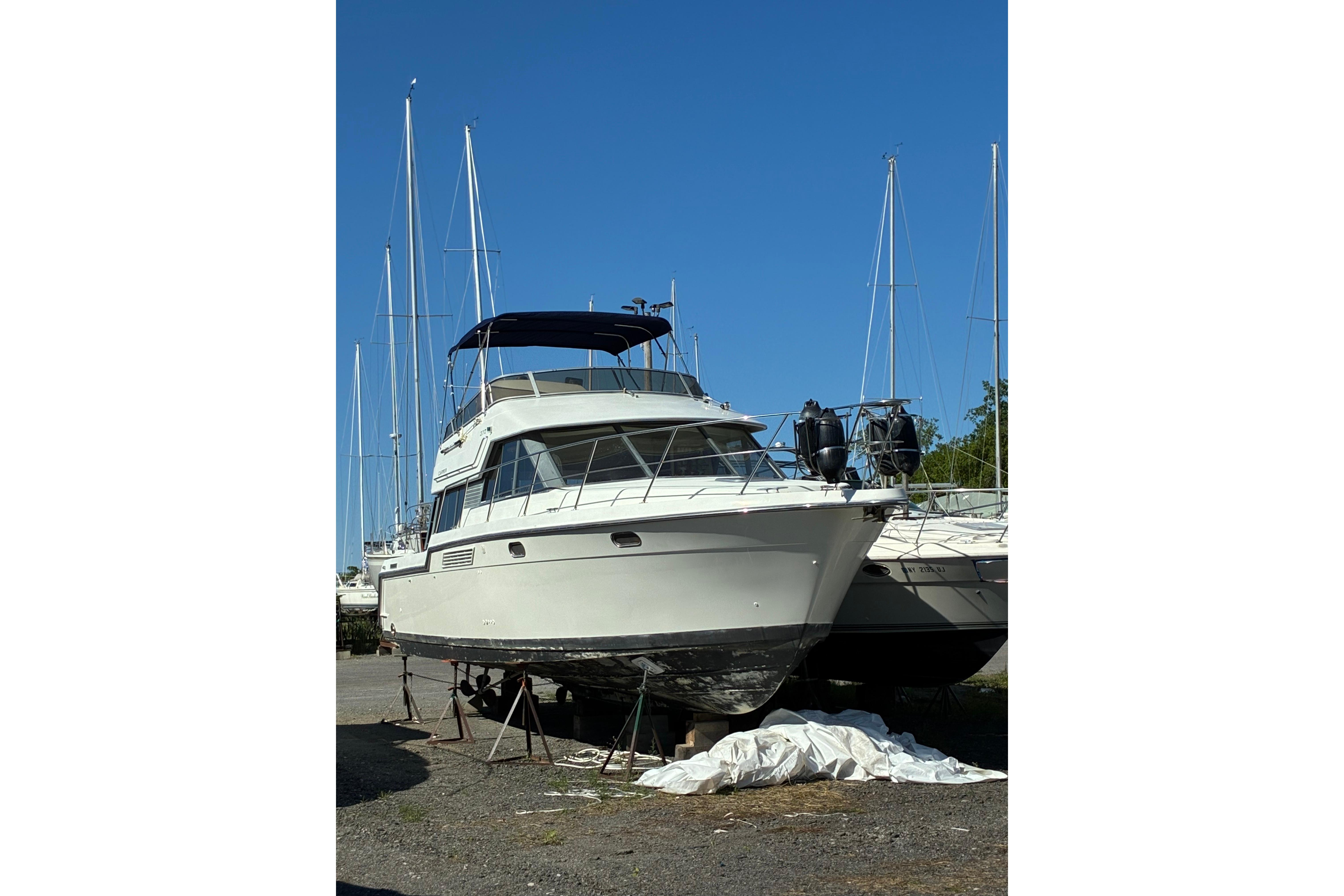 1995 Carver 370 Voyager