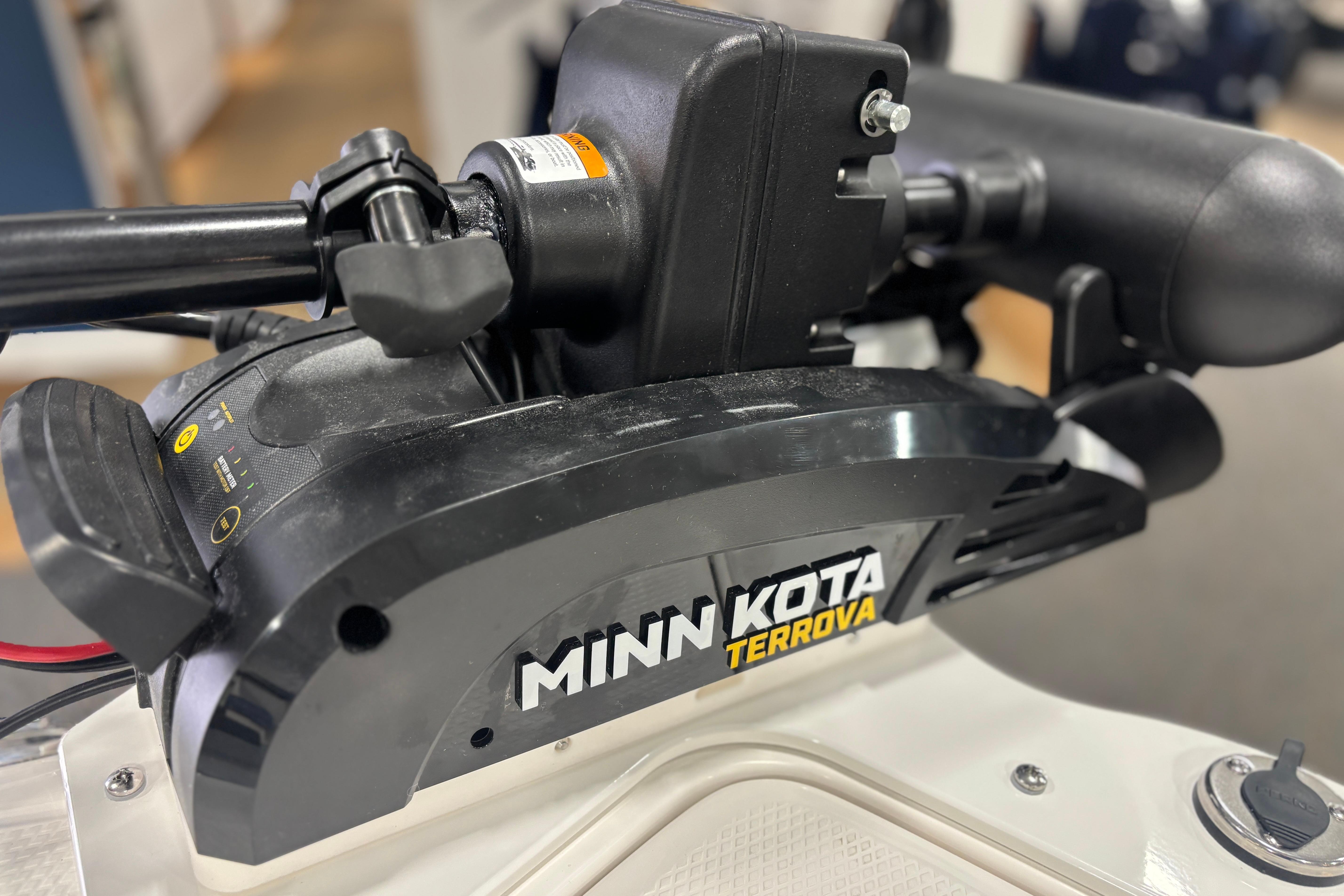 Minn Kota Terrova motor on Chaparral 21 SSi Ski & Fish 2026.