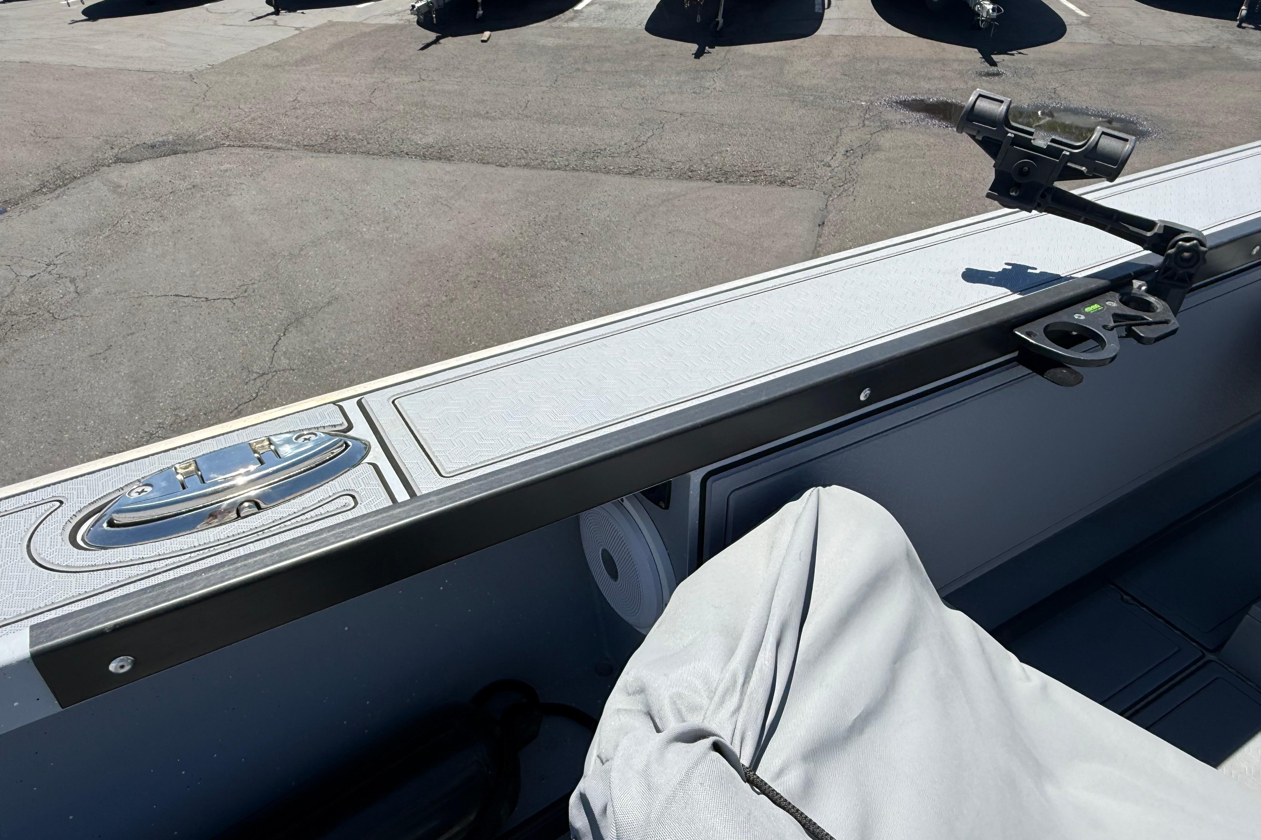 2015 Alumaweld Pacific XD 28 boat interior with rod holder and deck details.