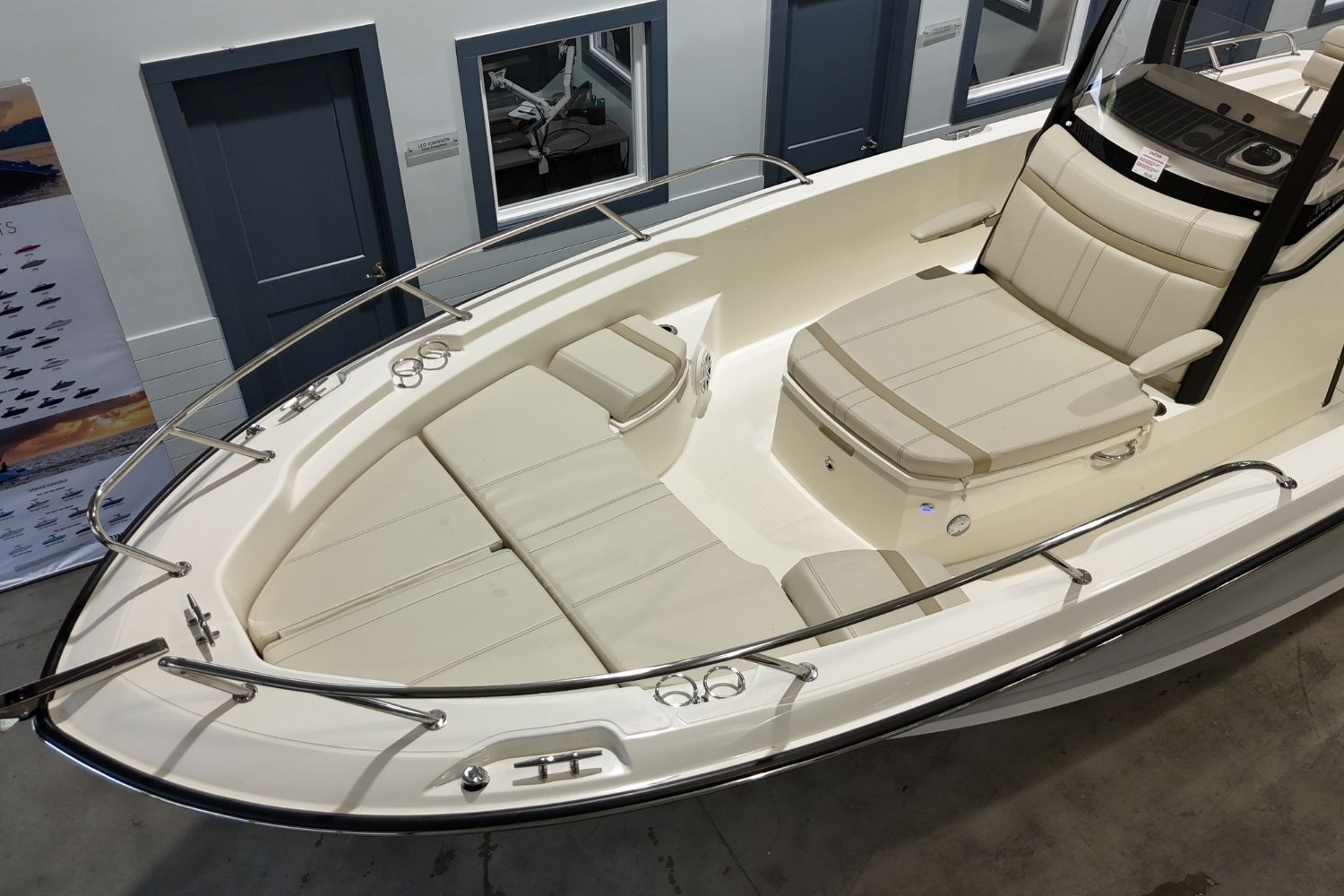 2026 Boston Whaler 250 Dauntless - 18
