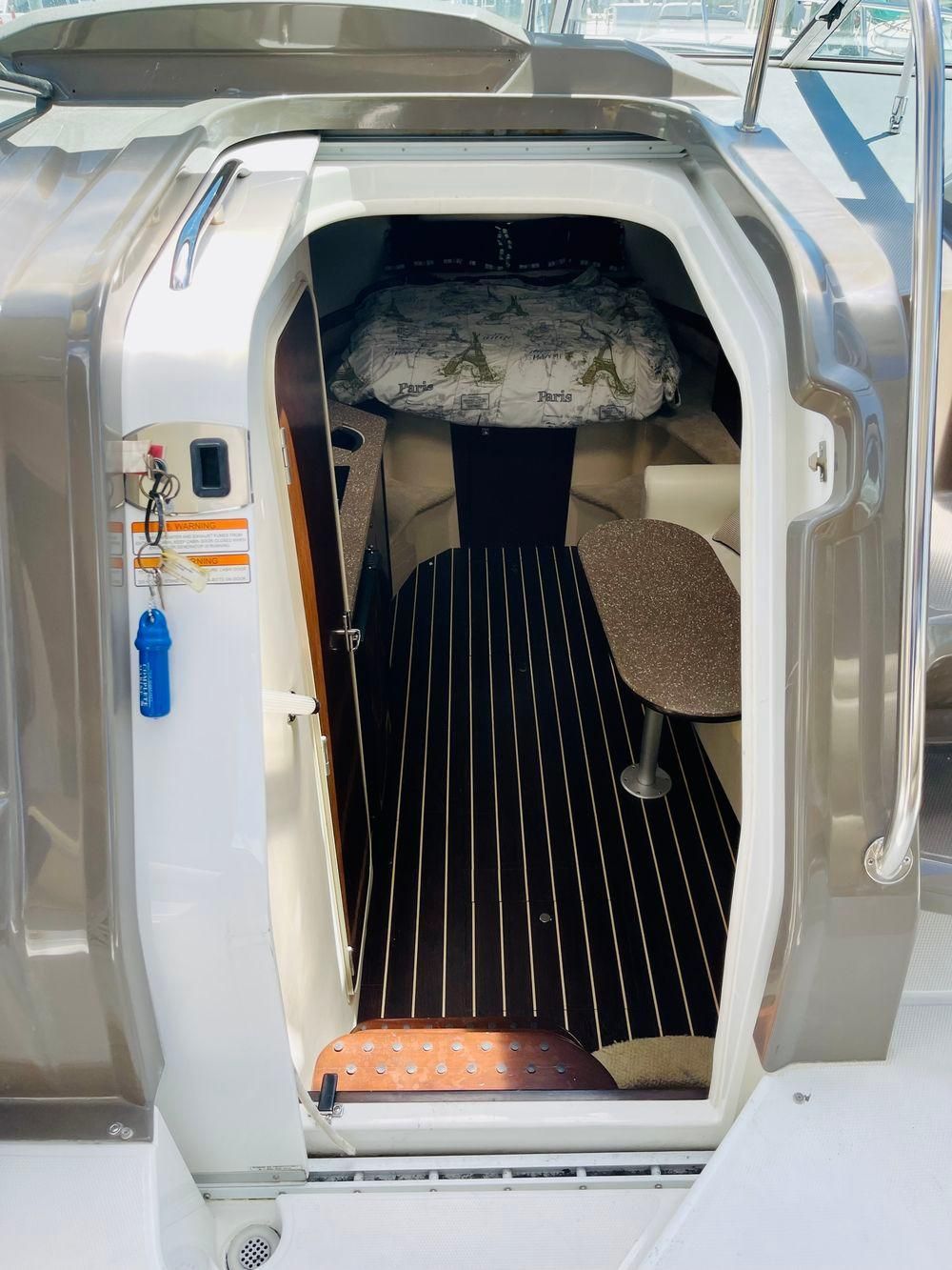 2012 Cruisers Yachts 350 Express - 16