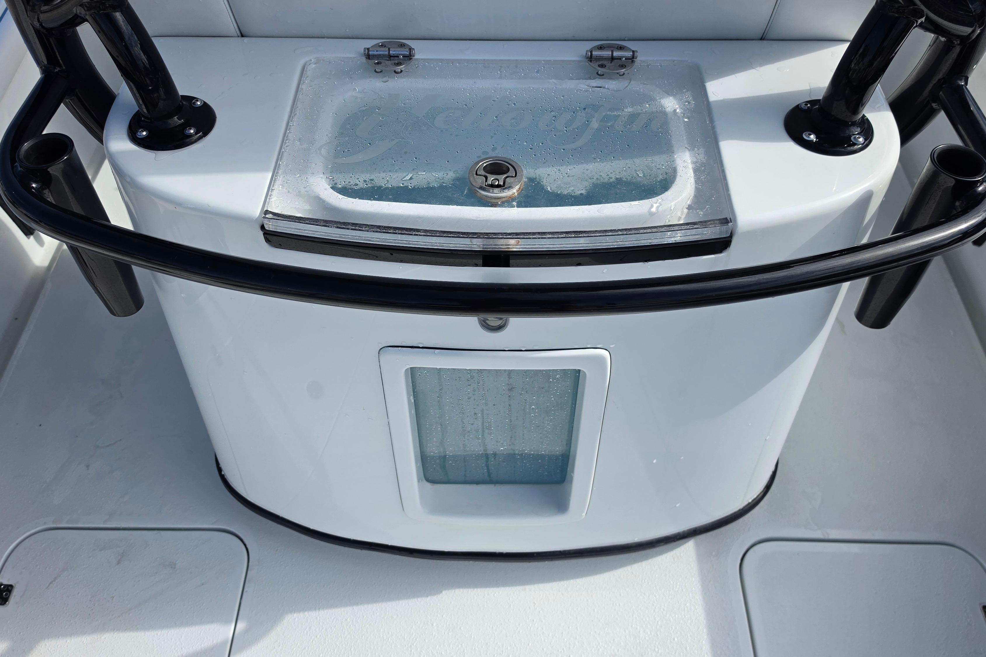 2025 Yellowfin 26 Hybrid boat livewell with rod holders and sleek design.