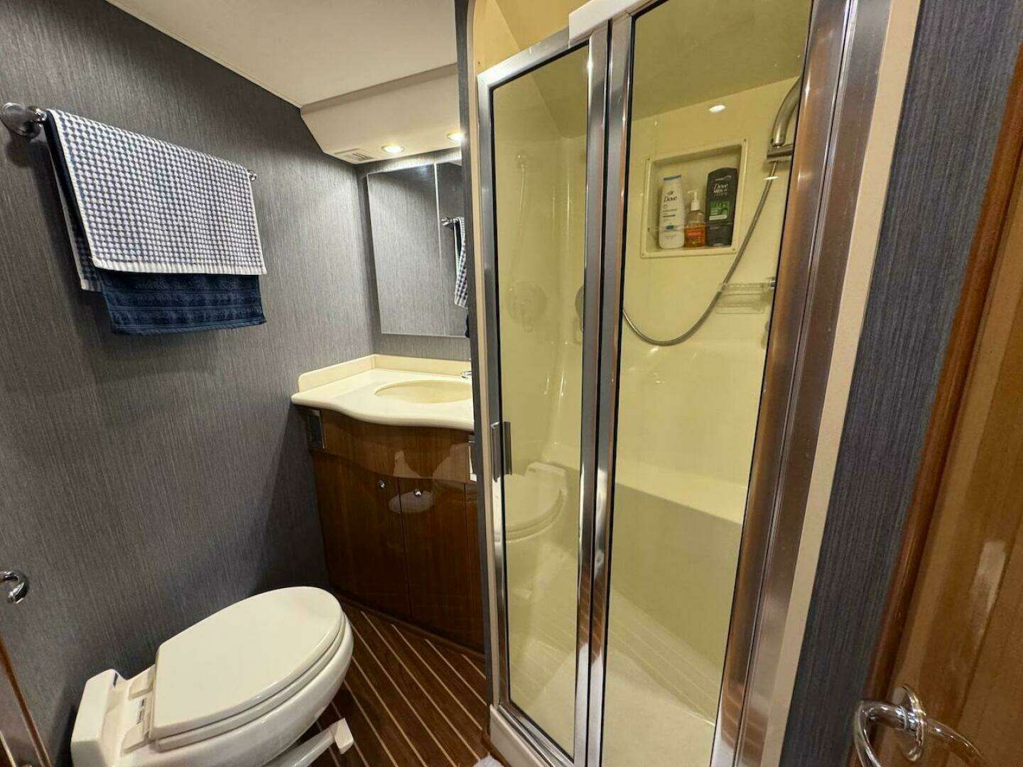 2007 Viking 52 Convertible - Image 24