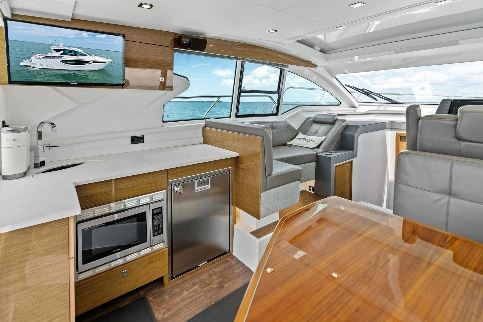 2019 Cruisers Yachts 42 Cantius - Image 2