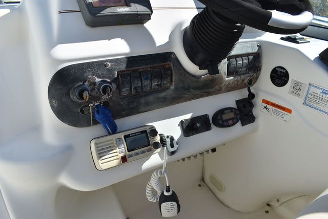 2005 Larson Cabrio 310 - 32