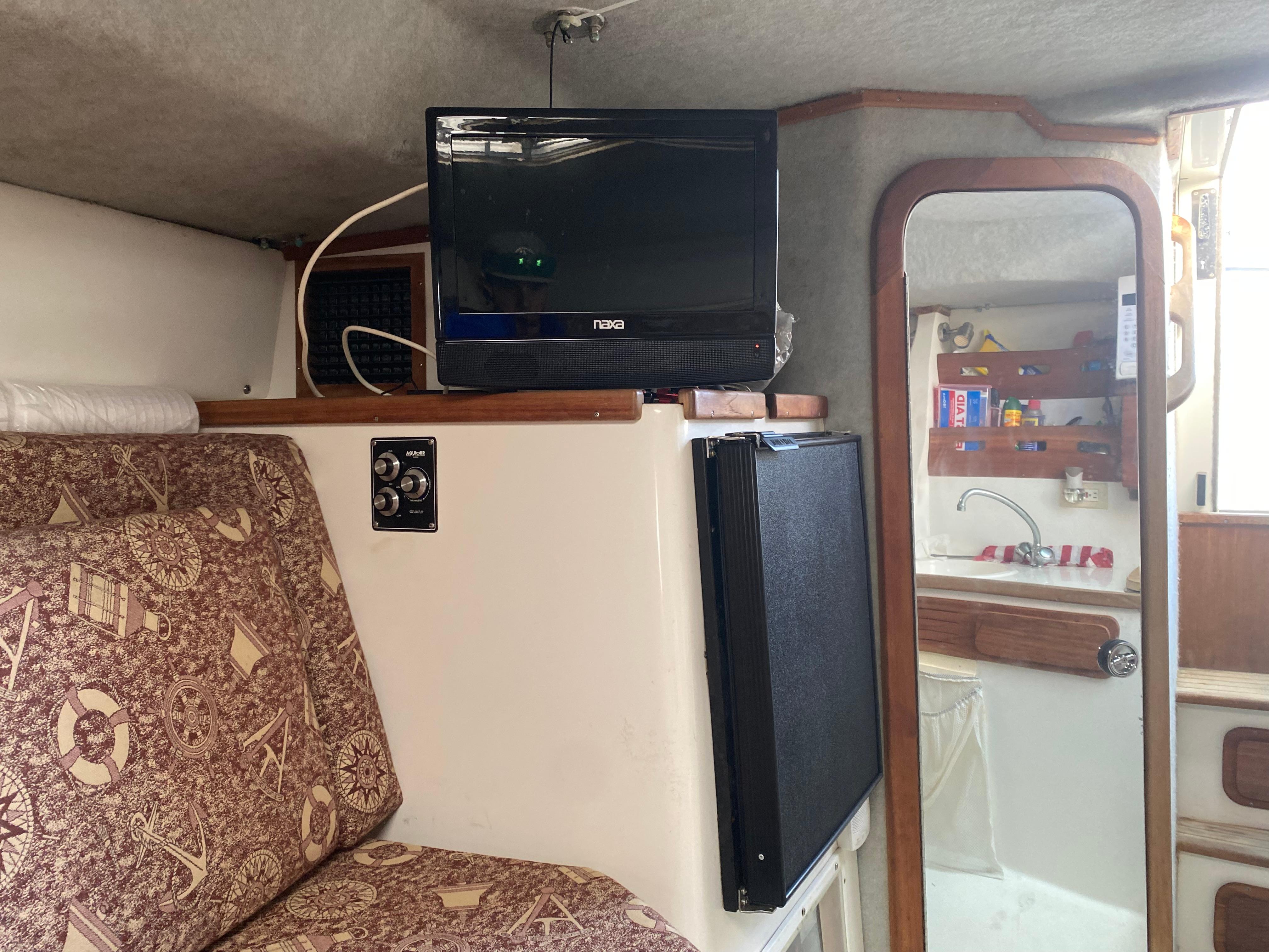 1998 Contender 35 Express Side Console - 63