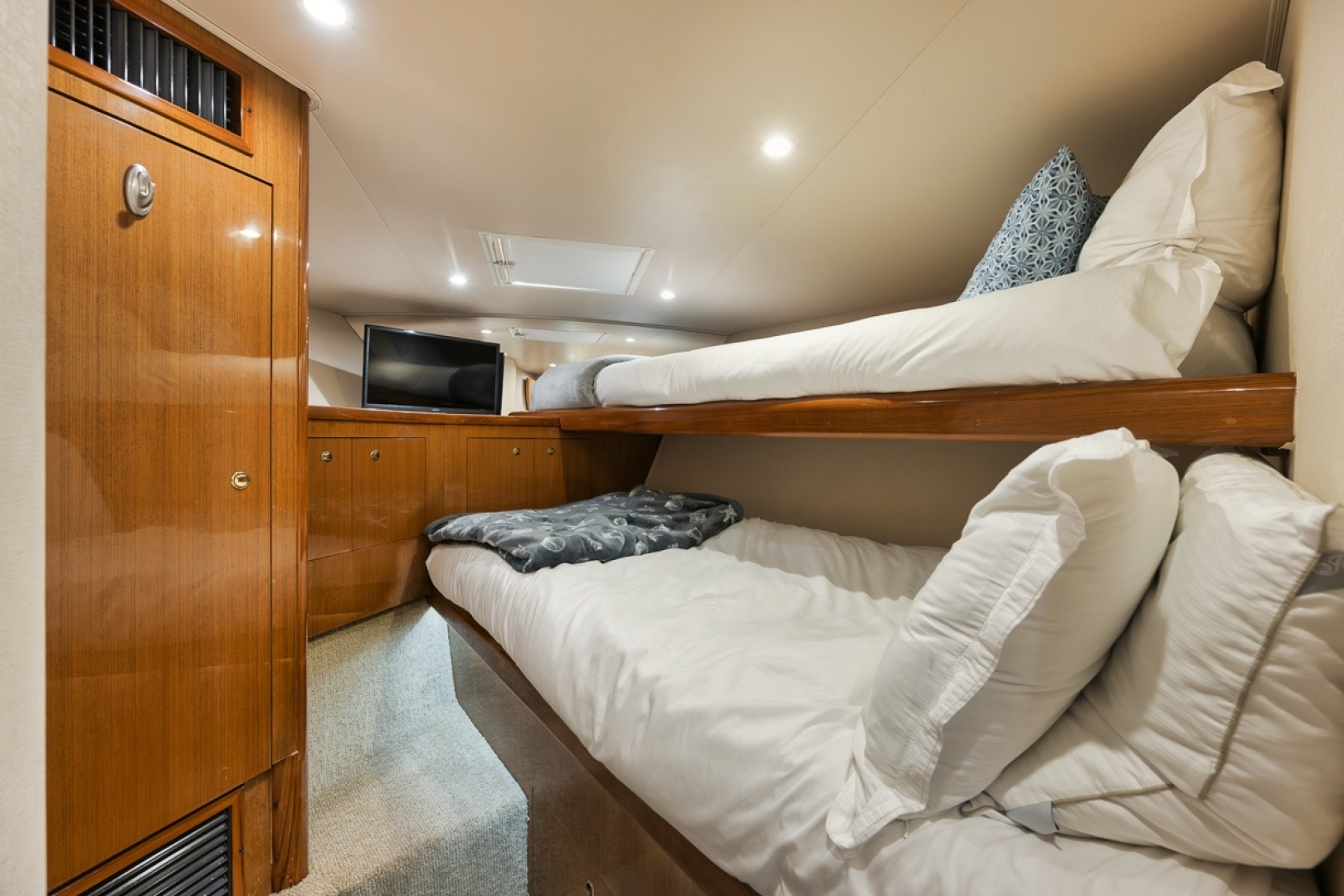 2003 Viking 52 Convertible - Image 19