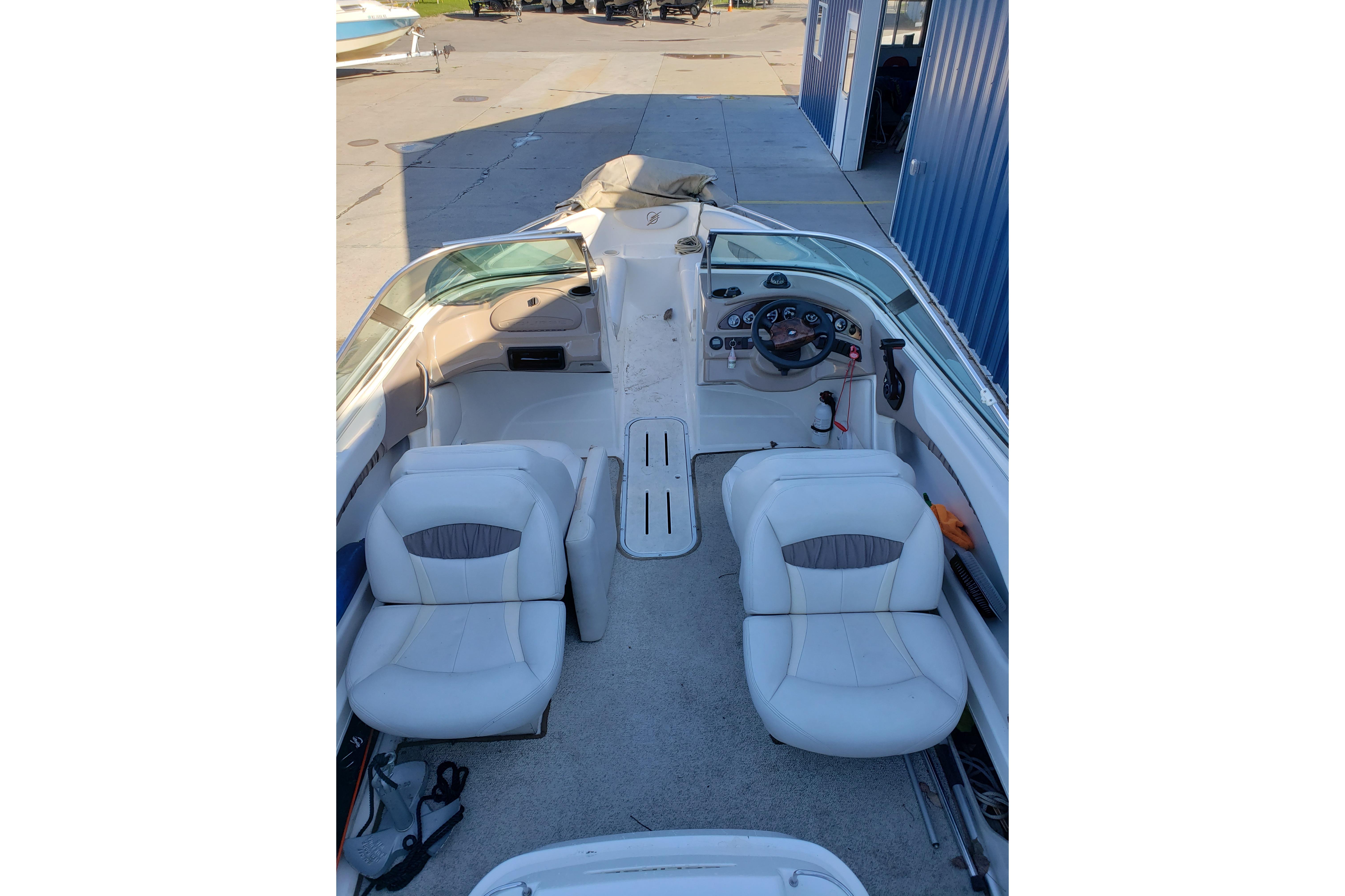 1998 Wellcraft Eclipse 2000 SS boat interior with white seating and dashboard view.