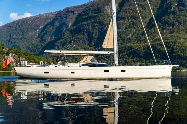2014 Oyster Yachts Oyster 825