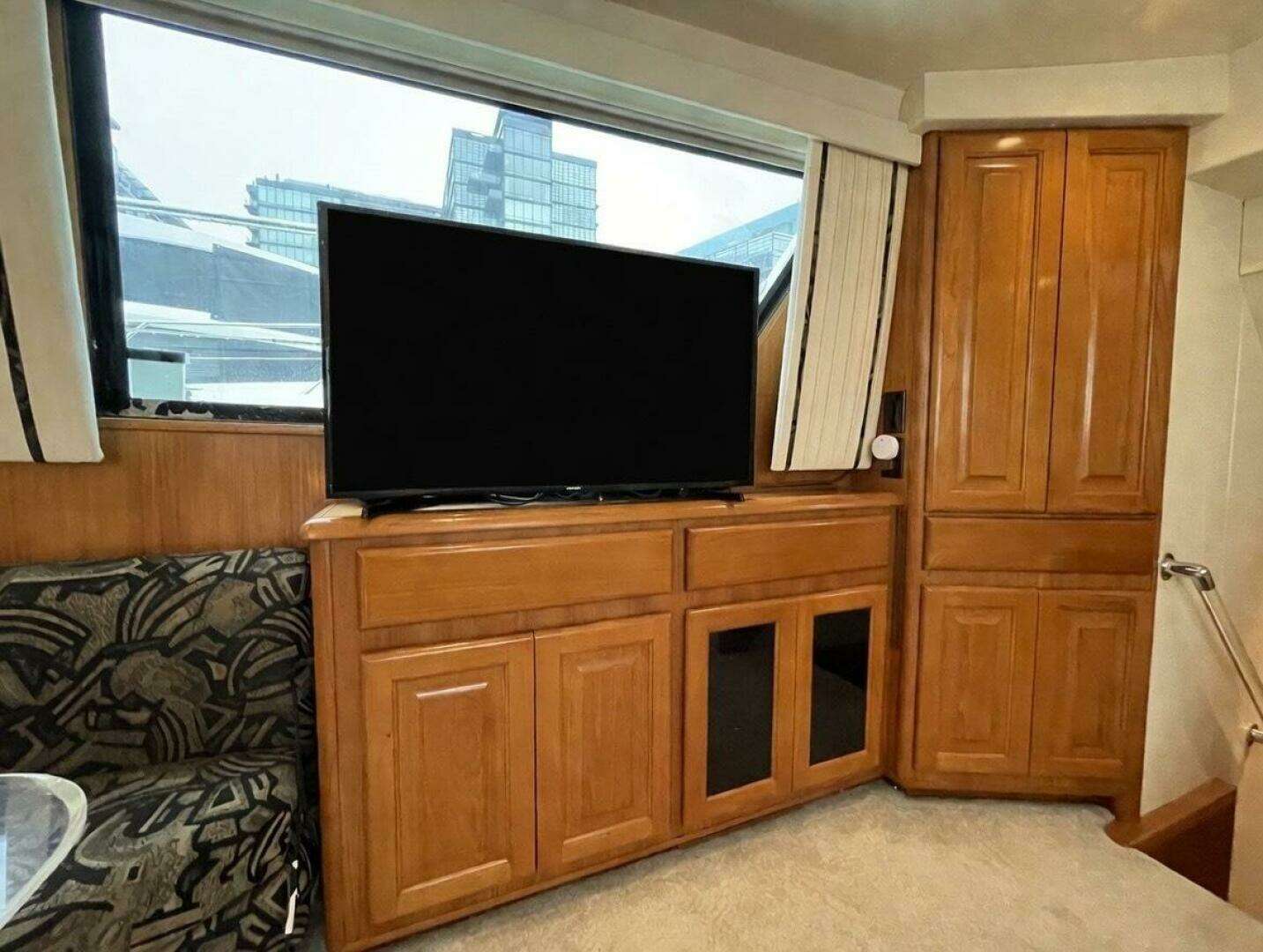 1995 Viking 54 Sports Yacht - Image 12