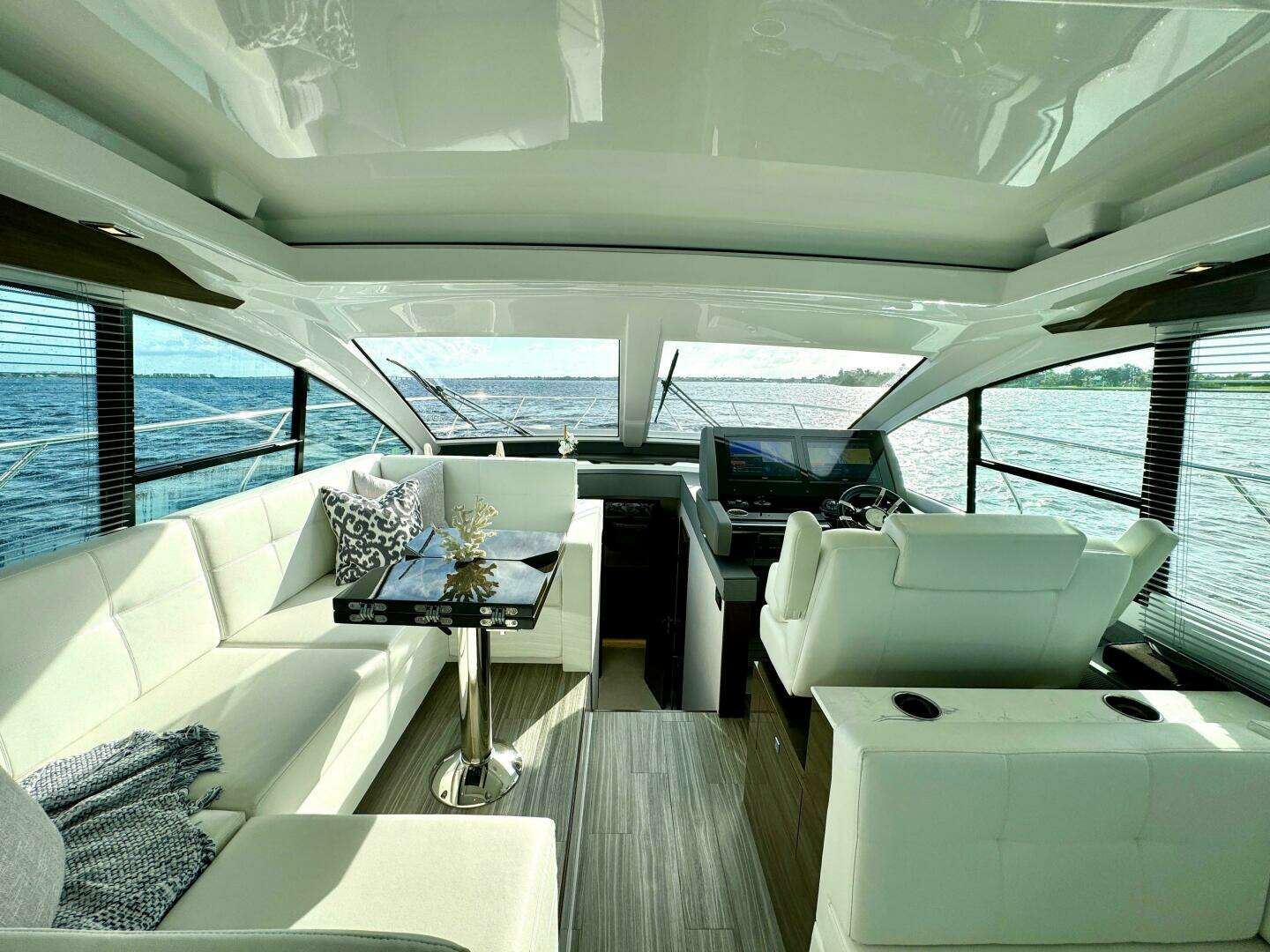 2020 Cruisers Yachts 50 Cantius - Image 5