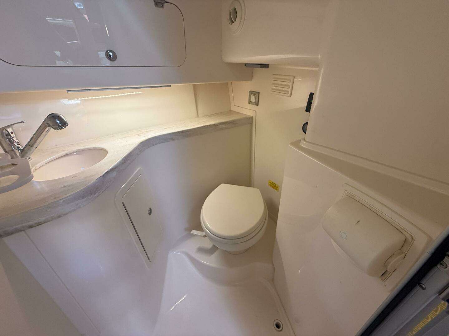 2016 Grady-White 330 Express - Image 21