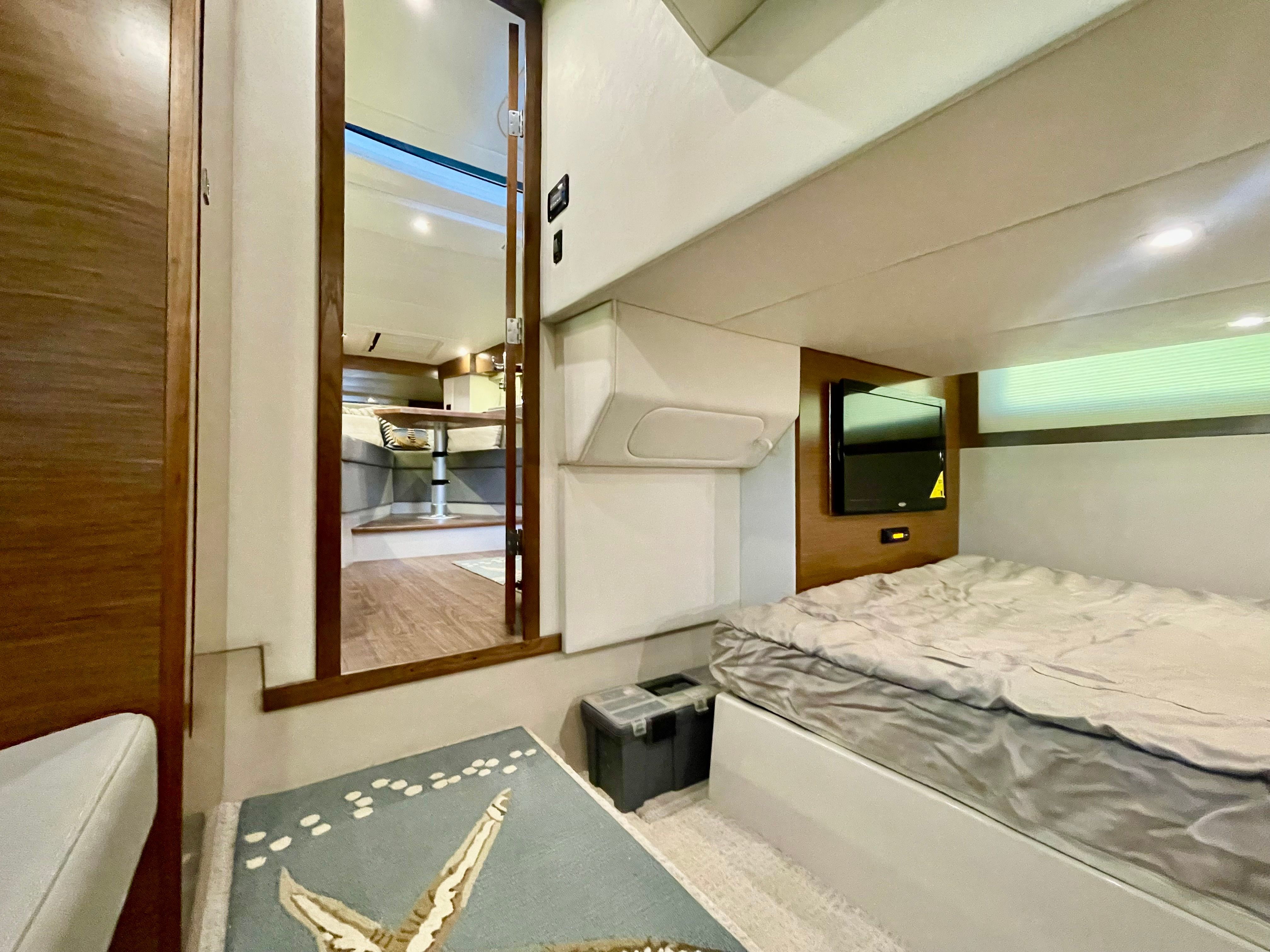 2016 Cruisers Yachts 390 Express Coupe - 34