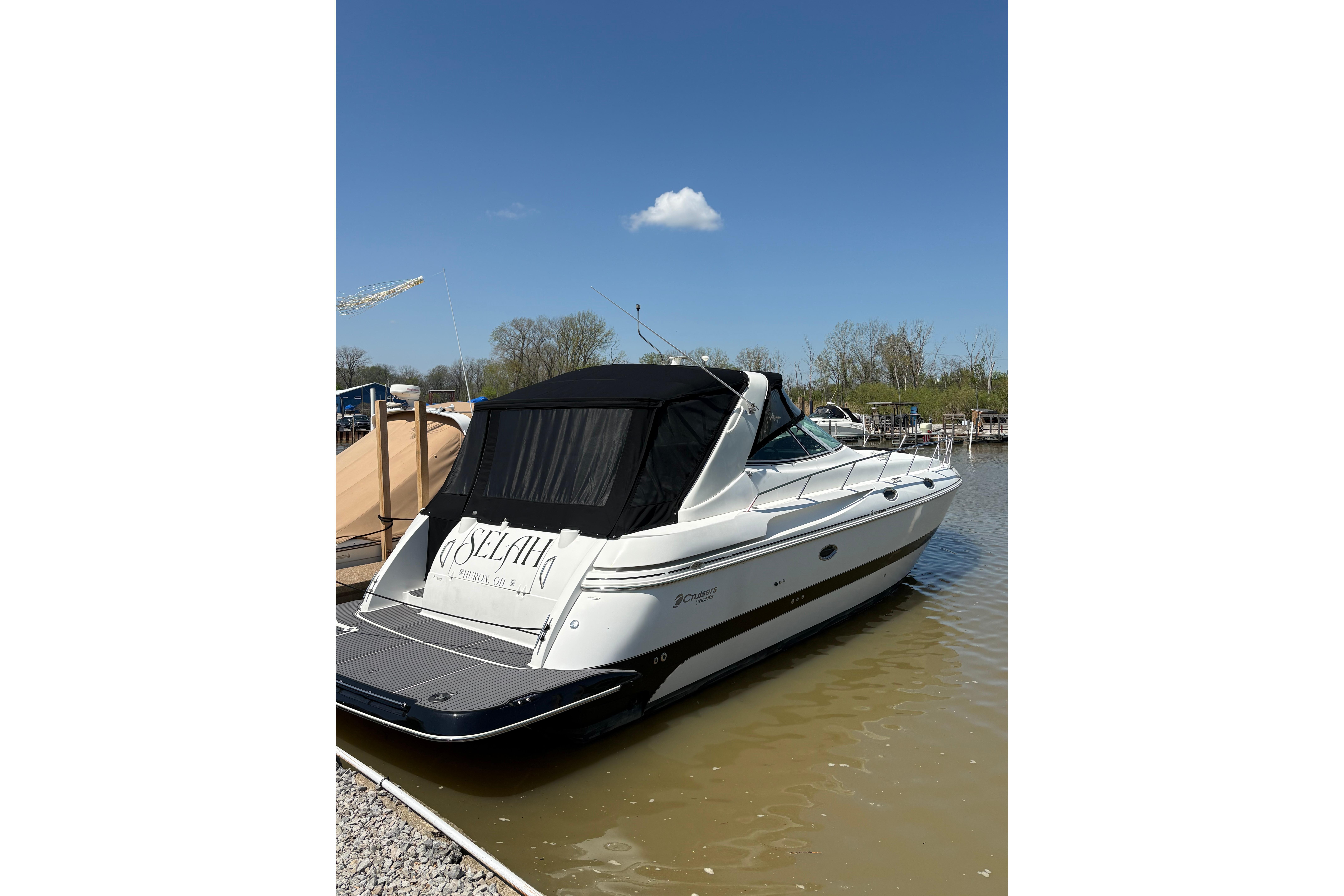2000 Cruisers Yachts 3870 Express