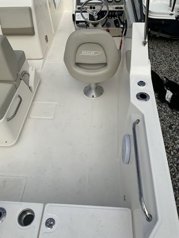 2024 Boston Whaler 210 Vantage - 8