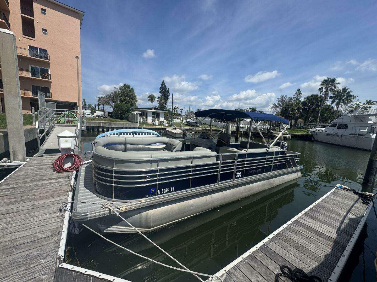 2021 Leisure Kraft Prestige 2635 LX Tri-Toon - Image 2