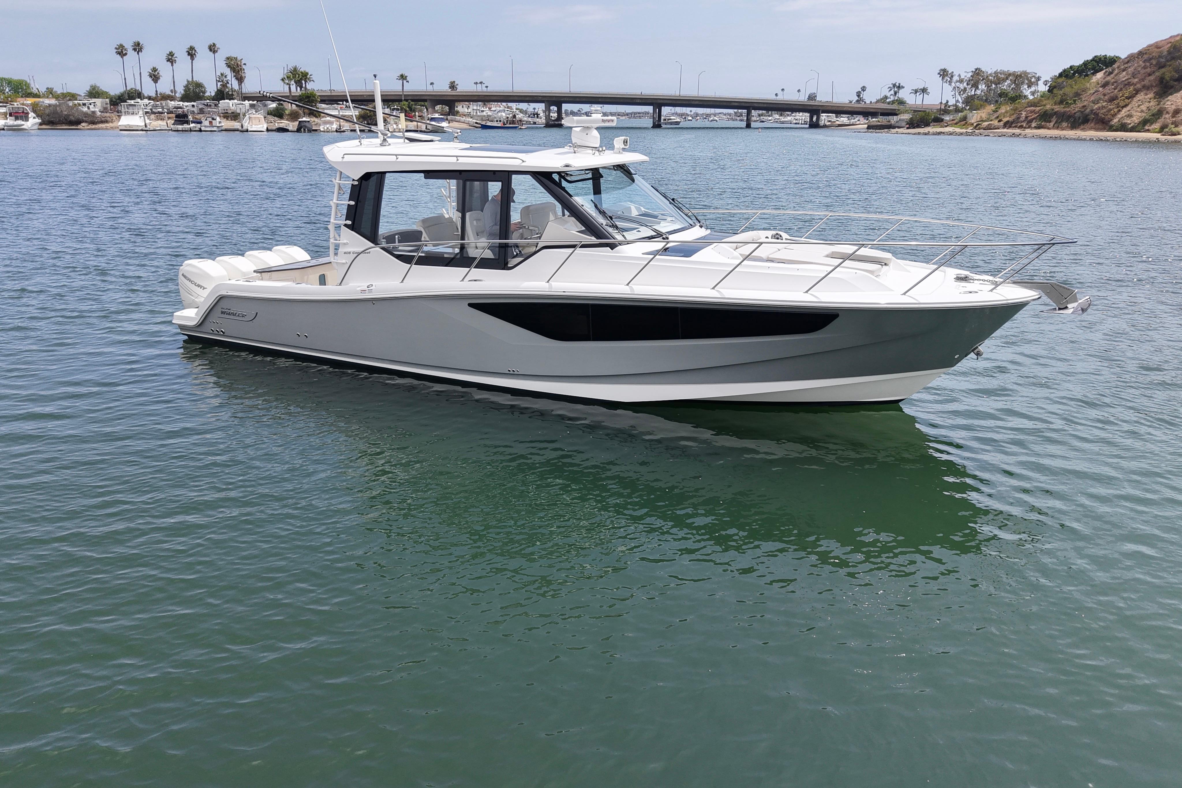 2021 Boston Whaler 405 Conquest