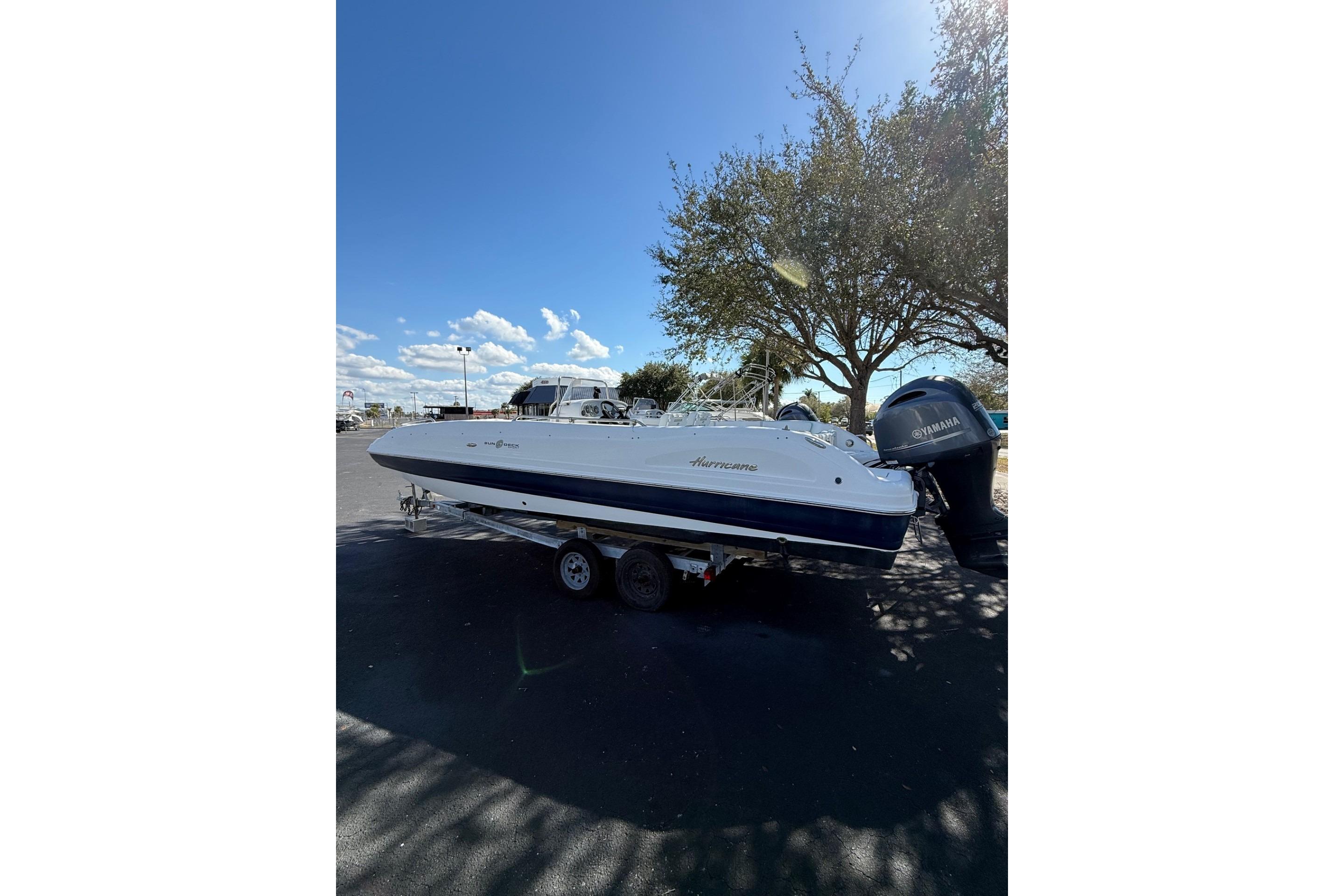 2015 Hurricane SunDeck Sport CC 231 OB