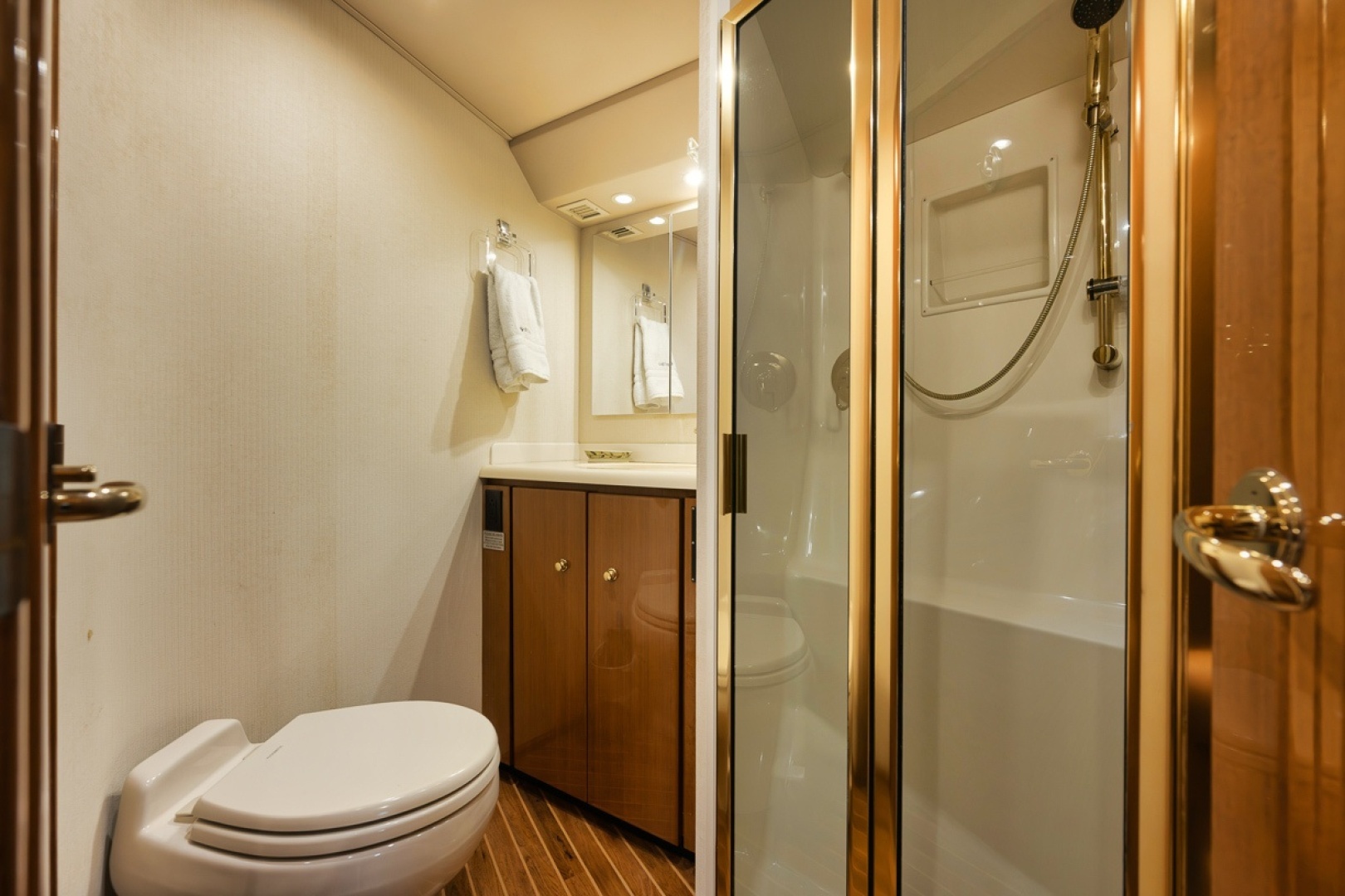2003 Viking 52 Convertible - Image 15