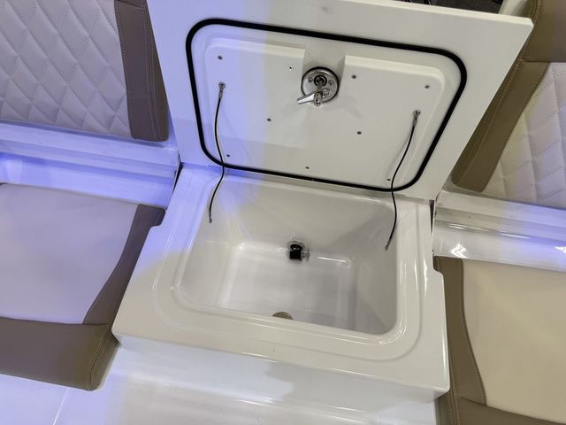 2026 Everglades 253 Center Console - 9